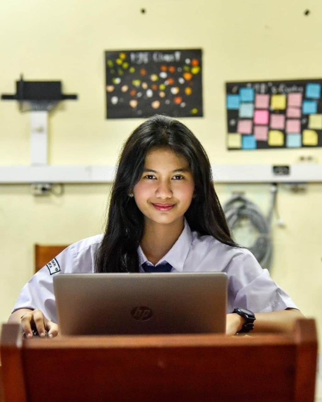 unicefさんのインスタグラム写真 - (unicefInstagram)「Meet Kania, a 14-year-old from Indonesia who is using her digital skills to tackle social issues and make a difference.  In today's fast-evolving digital age, empowering every child with 21st-century skills is crucial. #LetMeLearn   © UNICEF Indonesia/2023」9月30日 13時00分 - unicef