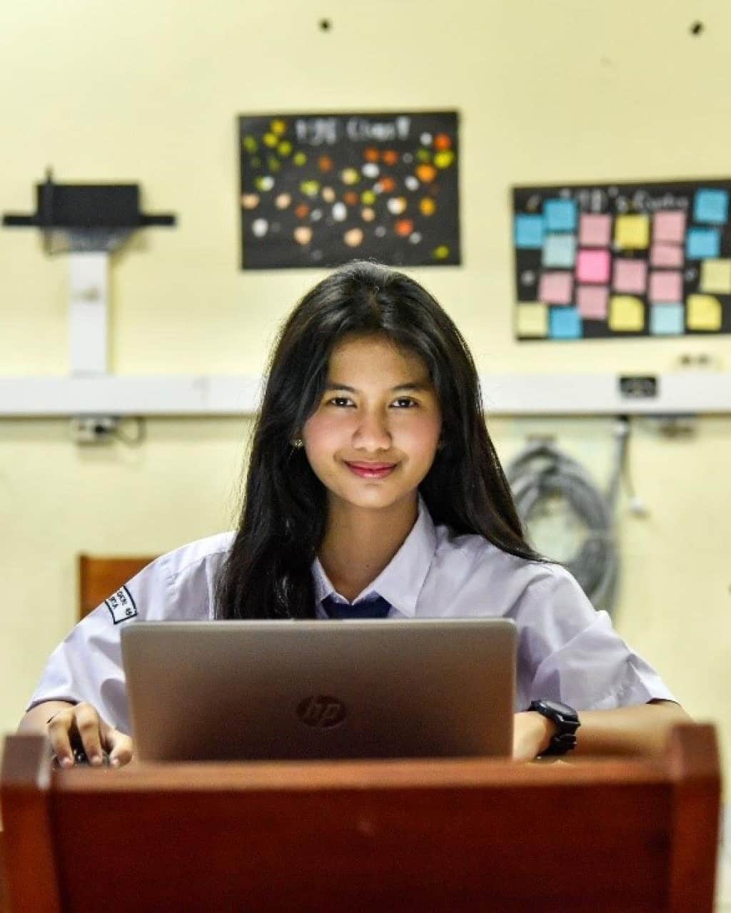 unicefのインスタグラム：「Meet Kania, a 14-year-old from Indonesia who is using her digital skills to tackle social issues and make a difference.  In today's fast-evolving digital age, empowering every child with 21st-century skills is crucial. #LetMeLearn   © UNICEF Indonesia/2023」