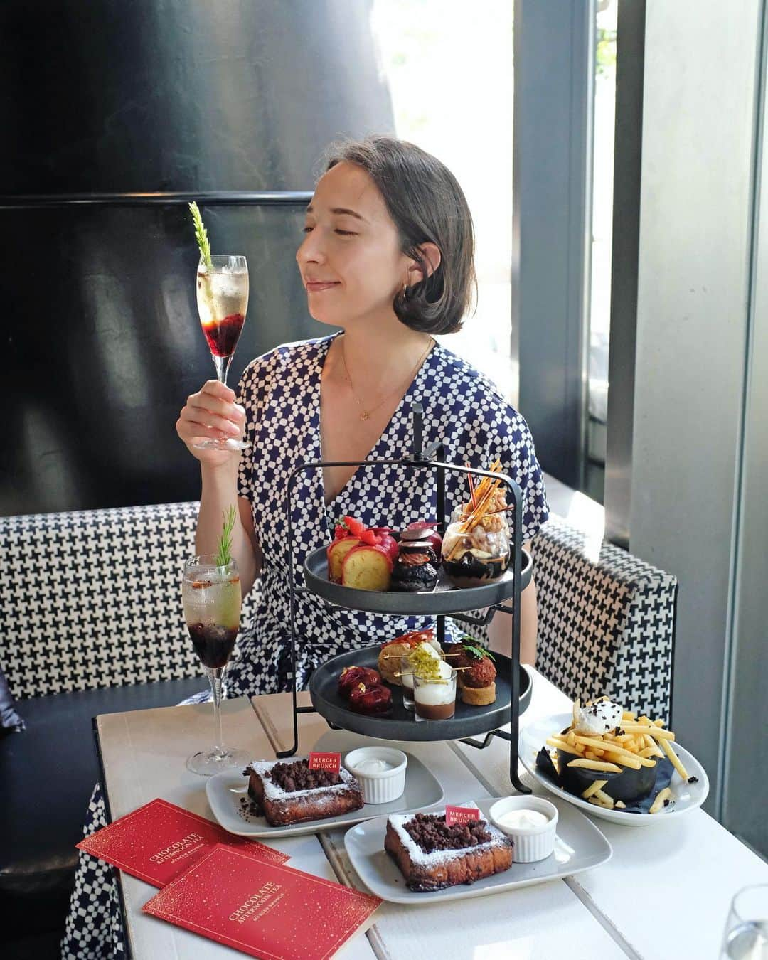 斉藤アリスのインスタグラム：「Chocolate Afternoon Tea🍫 MERCER BRUNCH 銀座 @mercer_brunch   チョコレートの染み込んだ フレンチトーストの中からは 濃厚なチョコレートクリームが トロッと溢れ出ます💖  ローズマリーの添えられたカクテル いい香りで癒された〜🌿  📍Chocolate Afternoon Tea 場所：MERCER BRUNCH 銀座 期間：9月16日〜12月末まで ▪︎金額： 1人 ¥5,800 テラス席 ¥6,500  #MERCERBRUNCHGINZATERRACE #MERCERBRUNCH #銀座カフェ #ginza  #恵比寿グルメ #アフタヌーンティー #ヌンカツ #アフヌン #東京カフェ #東京スイーツ #チョコ #チョコレート #チョコ好き #フレンチトースト #フレンチトースト専門店 #japanesegirl #asianbeauty #ハーフモデル」