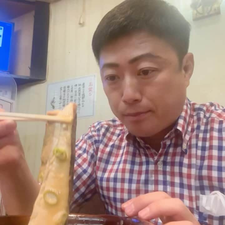 やのぱん（矢野ひろし）のインスタグラム：「ラーーメン！！  濃厚な鶏白湯スープが特徴！  ドロドロで、粘度が高く いわゆるポタージュ系、  旨味が強くて、くさみもない、 パンチのある味わいだけど、後に残りくい良いバランス*\(^o^)/*  中太ちぢれ麺が、濃厚スープに絡みつくのが、たまりません♪  はい、 とっても気持ちいいんです*\(^o^)/*  #ランチ　#ラーメン　#濃厚　#鶏白湯　#ドロドロ　#ポタージュ系鶏白湯  #チャーシュー柔らかい　#美味しい」