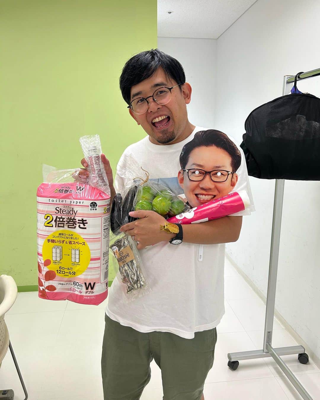うえたけのインスタグラム：「コイツめっちゃ楽しんでやがる☀️ 素晴らしいんだけど、コイツこういうイベント時、めっちゃ買い物してくのよ🛍️  #沼津ふるさとマルシェ2023  みんなおいで〜👍 沼津サイコー٩( ᐛ )و」