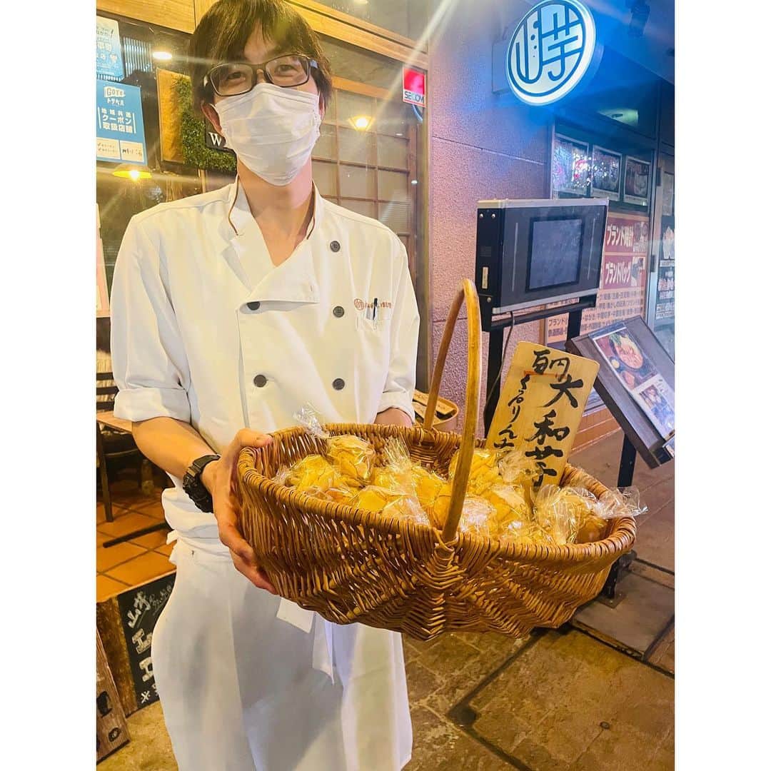 有明ゆなさんのインスタグラム写真 - (有明ゆなInstagram)「川崎駅から 5分ぐらいのところにある 山芋の料理が多い店💗 @yamaimo_kawasaki さん . ほんとうにメニューが 山芋ばかりで最高だった！ メニューも豊富だから 全メニュー食べたいぐらい👍 . 今回は 世界で当店のみの 《自然薯ビール🍺》 スッキリしてて飲みやすくて 初めて飲めた✌️ . 当店イチオシ 《三種とろろ食べ比べ》 ３種類ねばりけが 全然違くて楽しかった🩷 . 当店人気No.1  《明太とろろ磯辺揚げ》 おもちかな？！ と思わせといて 中からとろとろの 山芋と明太子がでてきて 幸せしかない🤤 . 当店名物 《自然薯とろろ鍋》 これは食べなきゃだわ！！！ こんなに美味しいなんて😲 驚いた！！！ 伸びるチーズも 野菜に絡んでくれて とろとろ鍋🍲最高だった💚 . 帰りにもらえる チップス嬉しかった🫧 芋の余韻を持ち帰れるの なんか嬉しいよね💗 . ネバネバ大好きには たまらないメニューで 幸せな時間だった🥴✌️ . お店調べたら 西葛西と銀座にもあった！ 近くにあるではないか👆 にやり💗 . . . . PR @yamaimo_kawasaki #川崎おしゃれ #川崎ランチ #女子会 #山芋の多い料理店川崎 #山芋の多い料理店 #川崎ディナー」9月30日 13時10分 - ariake_yuna