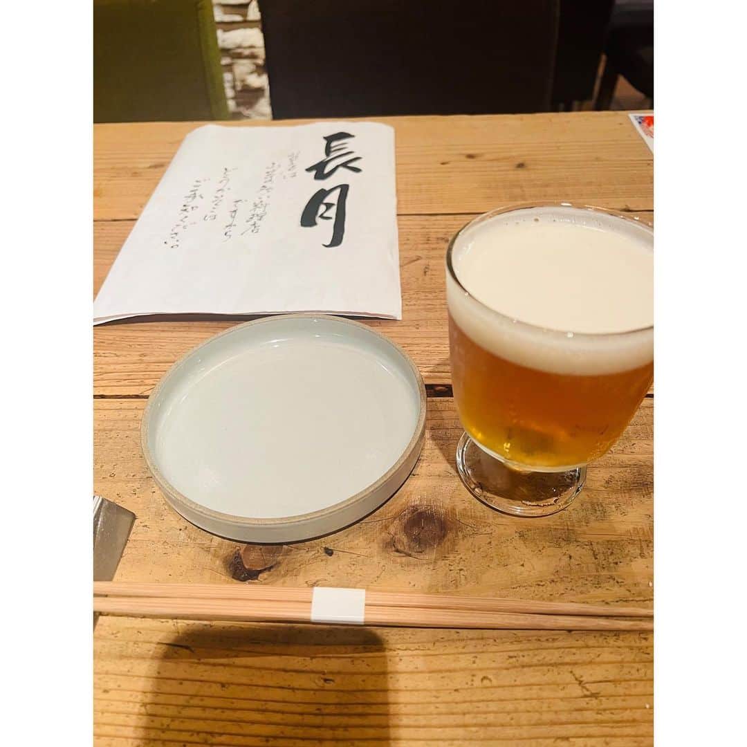 有明ゆなさんのインスタグラム写真 - (有明ゆなInstagram)「川崎駅から 5分ぐらいのところにある 山芋の料理が多い店💗 @yamaimo_kawasaki さん . ほんとうにメニューが 山芋ばかりで最高だった！ メニューも豊富だから 全メニュー食べたいぐらい👍 . 今回は 世界で当店のみの 《自然薯ビール🍺》 スッキリしてて飲みやすくて 初めて飲めた✌️ . 当店イチオシ 《三種とろろ食べ比べ》 ３種類ねばりけが 全然違くて楽しかった🩷 . 当店人気No.1  《明太とろろ磯辺揚げ》 おもちかな？！ と思わせといて 中からとろとろの 山芋と明太子がでてきて 幸せしかない🤤 . 当店名物 《自然薯とろろ鍋》 これは食べなきゃだわ！！！ こんなに美味しいなんて😲 驚いた！！！ 伸びるチーズも 野菜に絡んでくれて とろとろ鍋🍲最高だった💚 . 帰りにもらえる チップス嬉しかった🫧 芋の余韻を持ち帰れるの なんか嬉しいよね💗 . ネバネバ大好きには たまらないメニューで 幸せな時間だった🥴✌️ . お店調べたら 西葛西と銀座にもあった！ 近くにあるではないか👆 にやり💗 . . . . PR @yamaimo_kawasaki #川崎おしゃれ #川崎ランチ #女子会 #山芋の多い料理店川崎 #山芋の多い料理店 #川崎ディナー」9月30日 13時10分 - ariake_yuna