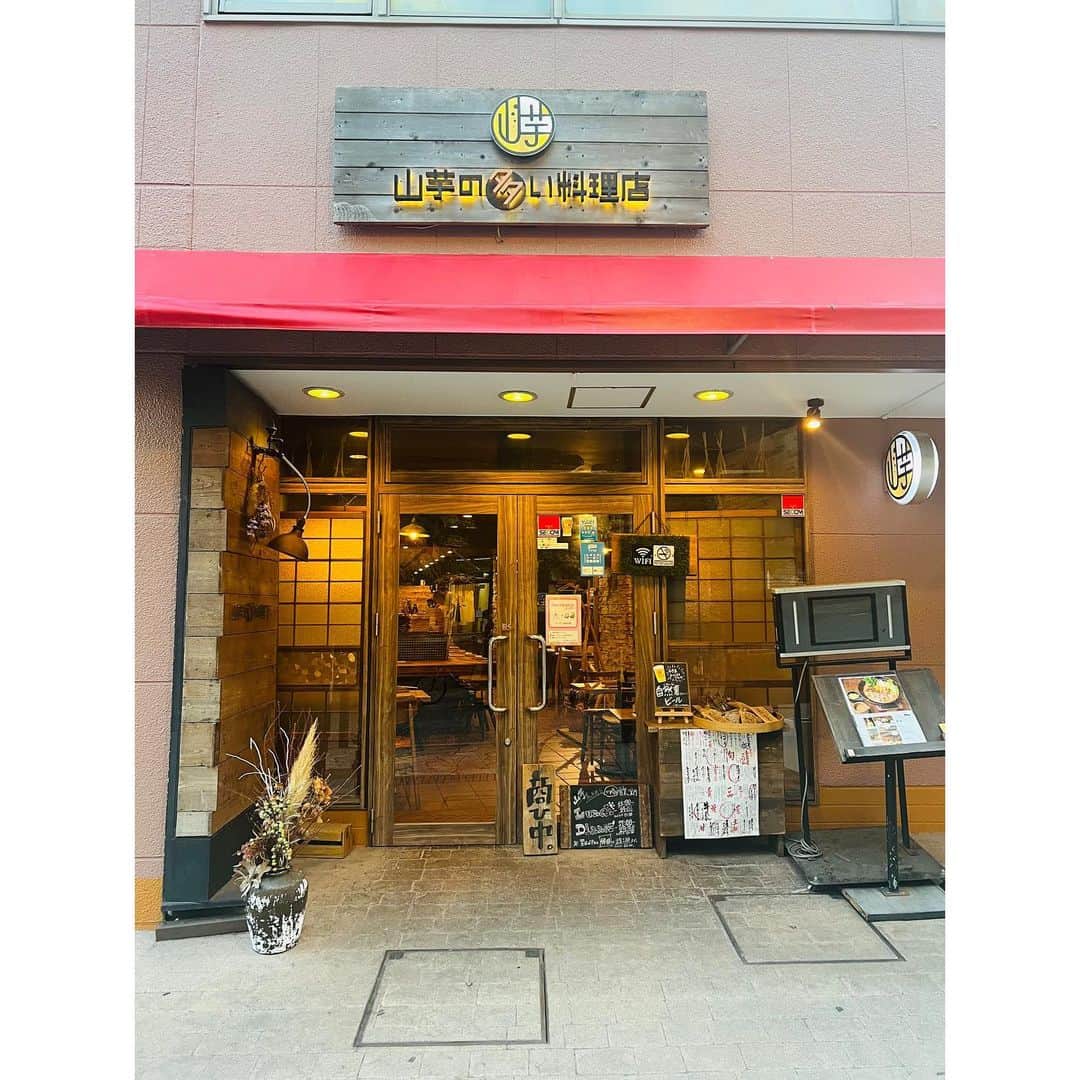 有明ゆなさんのインスタグラム写真 - (有明ゆなInstagram)「川崎駅から 5分ぐらいのところにある 山芋の料理が多い店💗 @yamaimo_kawasaki さん . ほんとうにメニューが 山芋ばかりで最高だった！ メニューも豊富だから 全メニュー食べたいぐらい👍 . 今回は 世界で当店のみの 《自然薯ビール🍺》 スッキリしてて飲みやすくて 初めて飲めた✌️ . 当店イチオシ 《三種とろろ食べ比べ》 ３種類ねばりけが 全然違くて楽しかった🩷 . 当店人気No.1  《明太とろろ磯辺揚げ》 おもちかな？！ と思わせといて 中からとろとろの 山芋と明太子がでてきて 幸せしかない🤤 . 当店名物 《自然薯とろろ鍋》 これは食べなきゃだわ！！！ こんなに美味しいなんて😲 驚いた！！！ 伸びるチーズも 野菜に絡んでくれて とろとろ鍋🍲最高だった💚 . 帰りにもらえる チップス嬉しかった🫧 芋の余韻を持ち帰れるの なんか嬉しいよね💗 . ネバネバ大好きには たまらないメニューで 幸せな時間だった🥴✌️ . お店調べたら 西葛西と銀座にもあった！ 近くにあるではないか👆 にやり💗 . . . . PR @yamaimo_kawasaki #川崎おしゃれ #川崎ランチ #女子会 #山芋の多い料理店川崎 #山芋の多い料理店 #川崎ディナー」9月30日 13時10分 - ariake_yuna