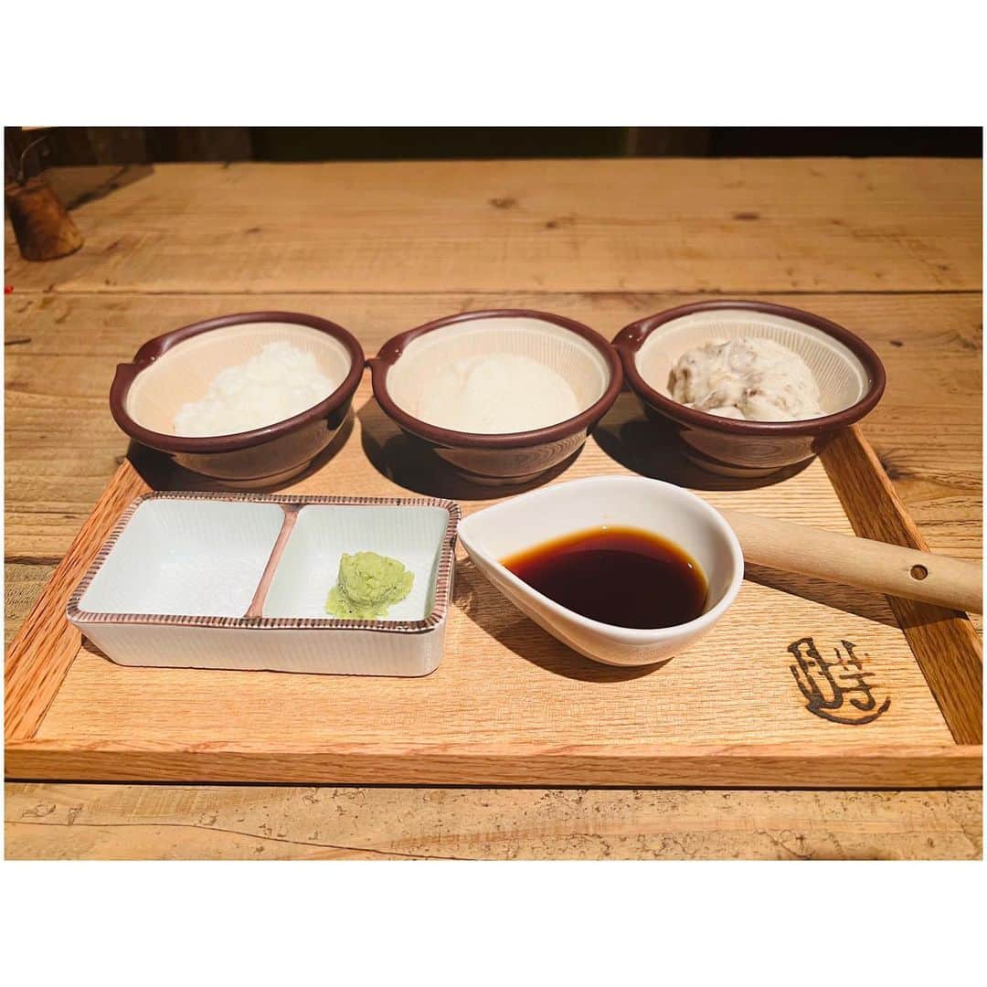 有明ゆなさんのインスタグラム写真 - (有明ゆなInstagram)「川崎駅から 5分ぐらいのところにある 山芋の料理が多い店💗 @yamaimo_kawasaki さん . ほんとうにメニューが 山芋ばかりで最高だった！ メニューも豊富だから 全メニュー食べたいぐらい👍 . 今回は 世界で当店のみの 《自然薯ビール🍺》 スッキリしてて飲みやすくて 初めて飲めた✌️ . 当店イチオシ 《三種とろろ食べ比べ》 ３種類ねばりけが 全然違くて楽しかった🩷 . 当店人気No.1  《明太とろろ磯辺揚げ》 おもちかな？！ と思わせといて 中からとろとろの 山芋と明太子がでてきて 幸せしかない🤤 . 当店名物 《自然薯とろろ鍋》 これは食べなきゃだわ！！！ こんなに美味しいなんて😲 驚いた！！！ 伸びるチーズも 野菜に絡んでくれて とろとろ鍋🍲最高だった💚 . 帰りにもらえる チップス嬉しかった🫧 芋の余韻を持ち帰れるの なんか嬉しいよね💗 . ネバネバ大好きには たまらないメニューで 幸せな時間だった🥴✌️ . お店調べたら 西葛西と銀座にもあった！ 近くにあるではないか👆 にやり💗 . . . . PR @yamaimo_kawasaki #川崎おしゃれ #川崎ランチ #女子会 #山芋の多い料理店川崎 #山芋の多い料理店 #川崎ディナー」9月30日 13時10分 - ariake_yuna
