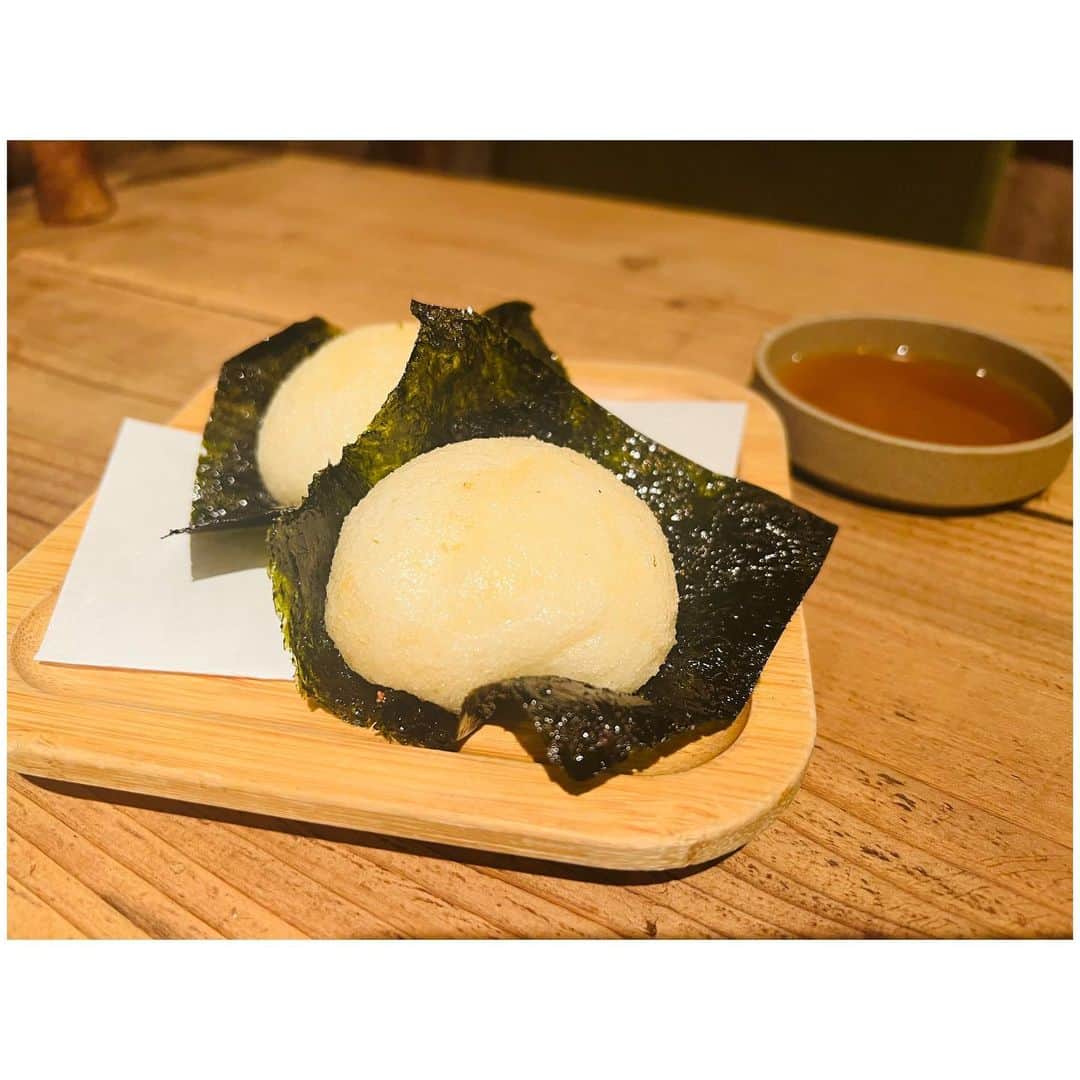 有明ゆなさんのインスタグラム写真 - (有明ゆなInstagram)「川崎駅から 5分ぐらいのところにある 山芋の料理が多い店💗 @yamaimo_kawasaki さん . ほんとうにメニューが 山芋ばかりで最高だった！ メニューも豊富だから 全メニュー食べたいぐらい👍 . 今回は 世界で当店のみの 《自然薯ビール🍺》 スッキリしてて飲みやすくて 初めて飲めた✌️ . 当店イチオシ 《三種とろろ食べ比べ》 ３種類ねばりけが 全然違くて楽しかった🩷 . 当店人気No.1  《明太とろろ磯辺揚げ》 おもちかな？！ と思わせといて 中からとろとろの 山芋と明太子がでてきて 幸せしかない🤤 . 当店名物 《自然薯とろろ鍋》 これは食べなきゃだわ！！！ こんなに美味しいなんて😲 驚いた！！！ 伸びるチーズも 野菜に絡んでくれて とろとろ鍋🍲最高だった💚 . 帰りにもらえる チップス嬉しかった🫧 芋の余韻を持ち帰れるの なんか嬉しいよね💗 . ネバネバ大好きには たまらないメニューで 幸せな時間だった🥴✌️ . お店調べたら 西葛西と銀座にもあった！ 近くにあるではないか👆 にやり💗 . . . . PR @yamaimo_kawasaki #川崎おしゃれ #川崎ランチ #女子会 #山芋の多い料理店川崎 #山芋の多い料理店 #川崎ディナー」9月30日 13時10分 - ariake_yuna