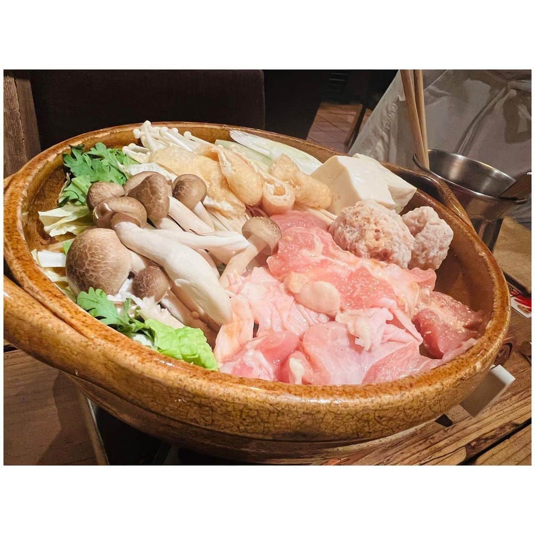 有明ゆなさんのインスタグラム写真 - (有明ゆなInstagram)「川崎駅から 5分ぐらいのところにある 山芋の料理が多い店💗 @yamaimo_kawasaki さん . ほんとうにメニューが 山芋ばかりで最高だった！ メニューも豊富だから 全メニュー食べたいぐらい👍 . 今回は 世界で当店のみの 《自然薯ビール🍺》 スッキリしてて飲みやすくて 初めて飲めた✌️ . 当店イチオシ 《三種とろろ食べ比べ》 ３種類ねばりけが 全然違くて楽しかった🩷 . 当店人気No.1  《明太とろろ磯辺揚げ》 おもちかな？！ と思わせといて 中からとろとろの 山芋と明太子がでてきて 幸せしかない🤤 . 当店名物 《自然薯とろろ鍋》 これは食べなきゃだわ！！！ こんなに美味しいなんて😲 驚いた！！！ 伸びるチーズも 野菜に絡んでくれて とろとろ鍋🍲最高だった💚 . 帰りにもらえる チップス嬉しかった🫧 芋の余韻を持ち帰れるの なんか嬉しいよね💗 . ネバネバ大好きには たまらないメニューで 幸せな時間だった🥴✌️ . お店調べたら 西葛西と銀座にもあった！ 近くにあるではないか👆 にやり💗 . . . . PR @yamaimo_kawasaki #川崎おしゃれ #川崎ランチ #女子会 #山芋の多い料理店川崎 #山芋の多い料理店 #川崎ディナー」9月30日 13時10分 - ariake_yuna