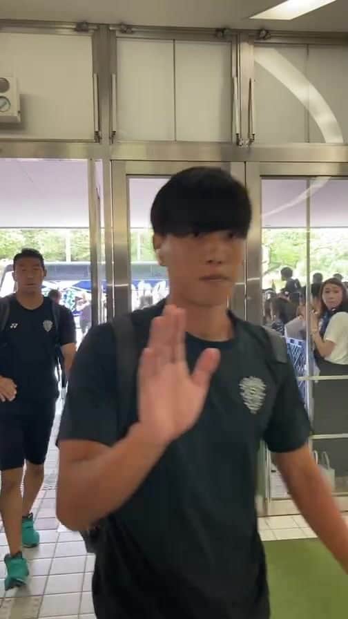 アビスパ福岡のインスタグラム：「チームバス到着シーンをお届けしました。  本日の鹿島戦、応援よろしくお願いします。  #アビスパ福岡」