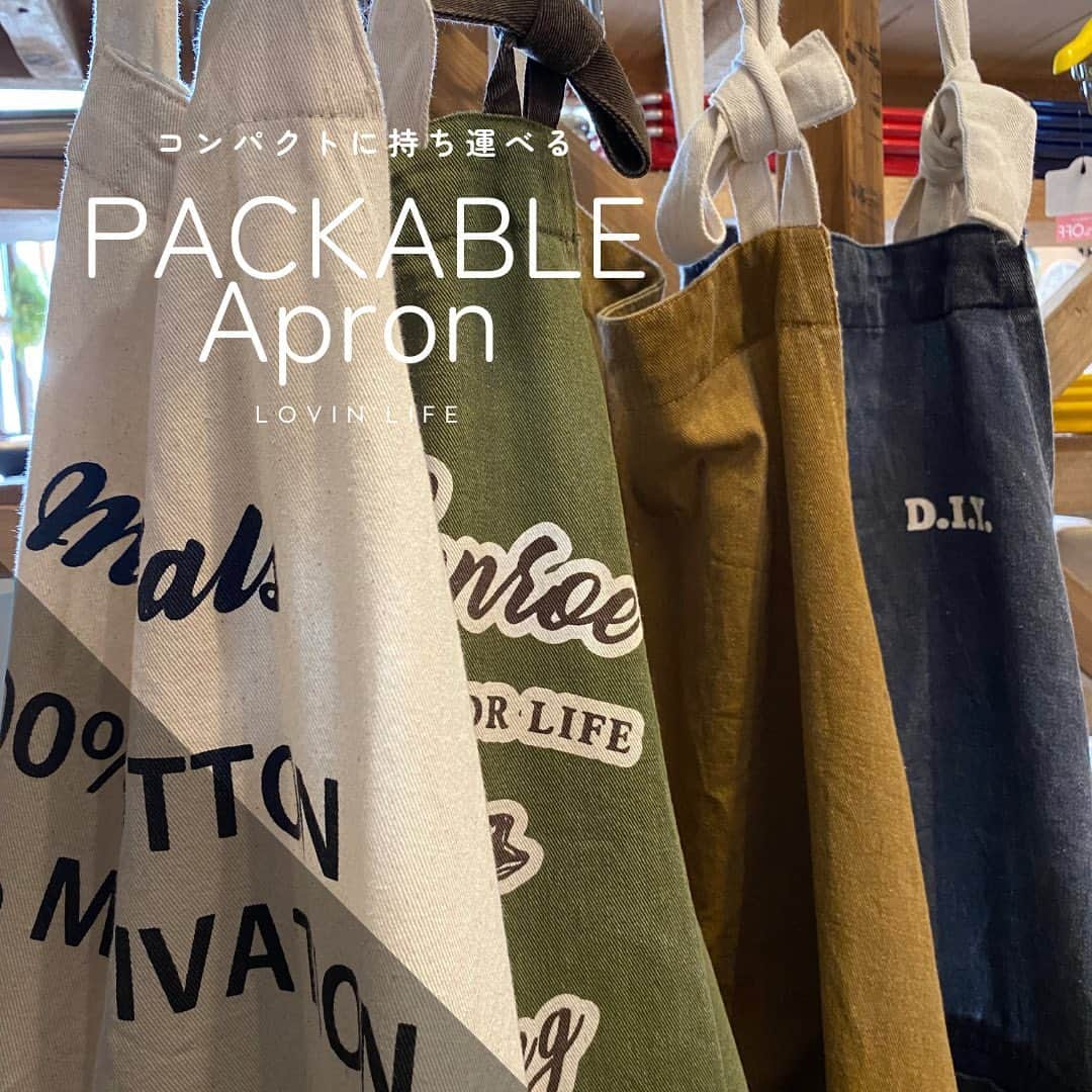 Lovin'LIFE(メゾンデザイン工房)のインスタグラム：「-Lovin’LIFE- コンパクトに持ち運べる 【PACKABLE Apron】のご紹介です💁🏻‍♀️✨  おしゃれでギフトにもおすすめの こちらのエプロン🎁  折りたたんでポケットに収納すると 持ち運びしやすいデザイン🤍  UNISEXなデザインなのも 嬉しいポイント👍  @maison_design4758 👈その他の投稿はこちらから ----------------------------------------------- #メゾンデザイン工房 は「友人のための家づくり」をモットーにお家づくりをしています🏠  最高のお家を彩るのはインテリアショップ #ラヴィンライフ ♪  個性豊かで味のあるアメリカンヴィンテージテイストの家具•雑貨•照明揃うLovin’LIFEがインテリアコーディネートいたします✨  メゾンデザイン工房×Lovin’LIFEコラボ住宅は ヴィンテージライフ・カリフォルニアライフ・ブルックリンライフ・シンプルライフ の４スタイルをご用意しております。 皆さまお気に入りの【ライフ】を見つけてください👀💕  新築だけでなく、 リフォームやリノベーションのお手伝いもさせていただきます⛏  スタッフ一同、皆さまのお越しを心よりお待ちしております😊 ----------------------------------------------- #パッカブルエプロン #エプロン #ユニセックスエプロン #packableapron #ギフトにもおすすめ」