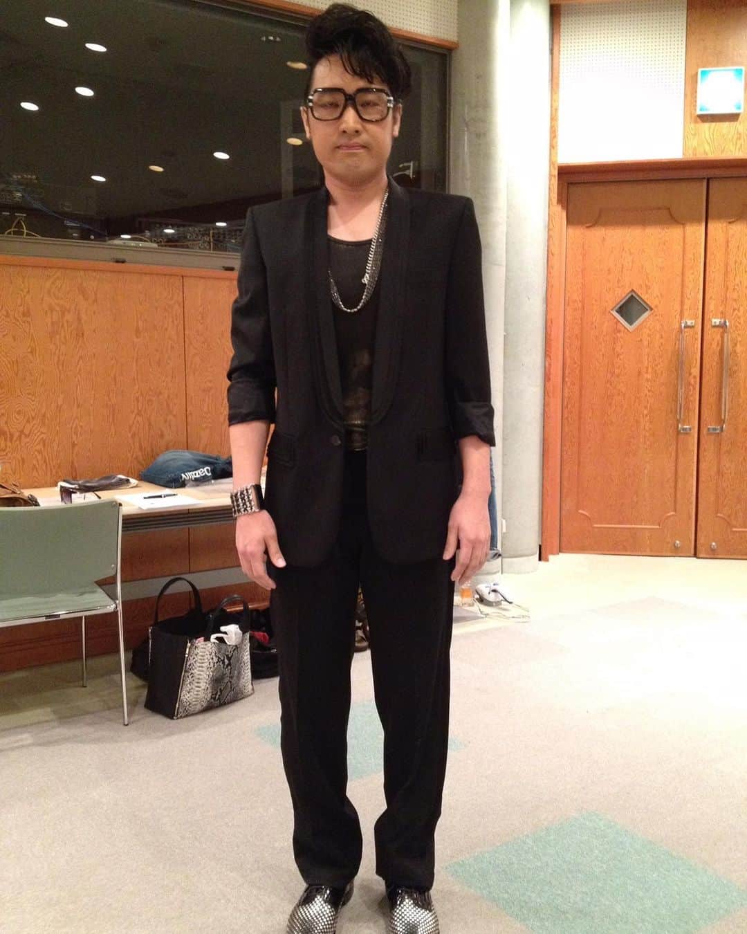 山里亮太さんのインスタグラム写真 - (山里亮太Instagram)「沖縄！  久しぶりに沖縄に行ける！！！ しかも、余裕を持って早く入ると言うことで、今ずっと何をするかを考え中。 レンタカー借りて、どこに行こう？何食べよう？誰に会おう！ ナンダカンダで沖縄にはたくさんお世話になっている。 かつて、さんまのカラクリTVのロケで山里亮太を好きという女性との沖縄旅という夢のご褒美企画があった。 応募してくださった3名の女性とわたしの用意した沖縄デートプランを堪能という企画、離島でサイクリングや海でアクティビティ、嫌われ者全盛期の山里亮太を好きと言うかなりレアな優しい方々、このご恩を返さねば！と密かに三線を練習して涙そうそうを弾き語るというプレゼントを…今書きながら思ったが、好かれてるというすごい状態に酔っていたのだろう、自分の弾き語りがお返しになると思うなんて…それは一回置いておきます。 ただ、あの頃、嫌われ者特需でめちゃくちゃ忙しかった、その忙しさに甘えて三線の練習をあまりできていなかった、いざ披露するその時、イントロのところでめちゃくちゃ苦戦、結果、一瞬三線を弾いて、そこから独唱、時々思い出したかのように三線を弾くという歌唱に…それでもみんなは拍手をくれた、スタッフさんは僕を睨みつけていた… そんな日でも夜の星空はすごく綺麗だった。 一丁前に泡盛を飲んで打ち上げた。 楽しかったなぁ。  あと、あと、沖縄で大好きなおばあがいる。 那覇の石屋さんのおばあで、いつも僕にぴったりの石を選んで数珠を作ってくれた。 そのあとよくご飯を一緒に食べに行った。 初めて行った時はおばあの旦那さんと3人で行った、町中華でラーメン全種類、チャーハン全種類、酢豚、回鍋肉、唐揚げ、餃子…このあとパーティーかな？と思ったら僕だけだった。 おじいとおばあは優しく見守ってくれた。 僕はテレビチャンピオンの大食い選手権のようなテンションで食べたのを思い出す。  まだまだいる、いつもスナックに連れて行ってくれるしゃぶしゃぶやさんとか。  あぁ、今年も会えるかな？  とにかく楽しみ、あ、あの国道のタコスは食べに行こう！ 他にも何か皆様情報ありましたら教えてください。  「山里亮太の140」沖縄公演  ～ナンダカンダデオキナワ～　開催！  10月15日（日）13:00開演 パレット市民劇場  🎫発売中！  ▫️FANY：ty.funity.jp/ticket/show/pa…  ▫️ぴあ：t.pia.jp/pia/ticketInfo…  ▫️ローチケ：残△印 l-tike.com/order/?gLcode=…  劇場でお会いしましょう！  #山里亮太の140沖縄 #沖縄 #3枚目の写真はダイエットしてBIGBANGみたいにしてもらった写真」9月30日 13時13分 - ryotayamasato