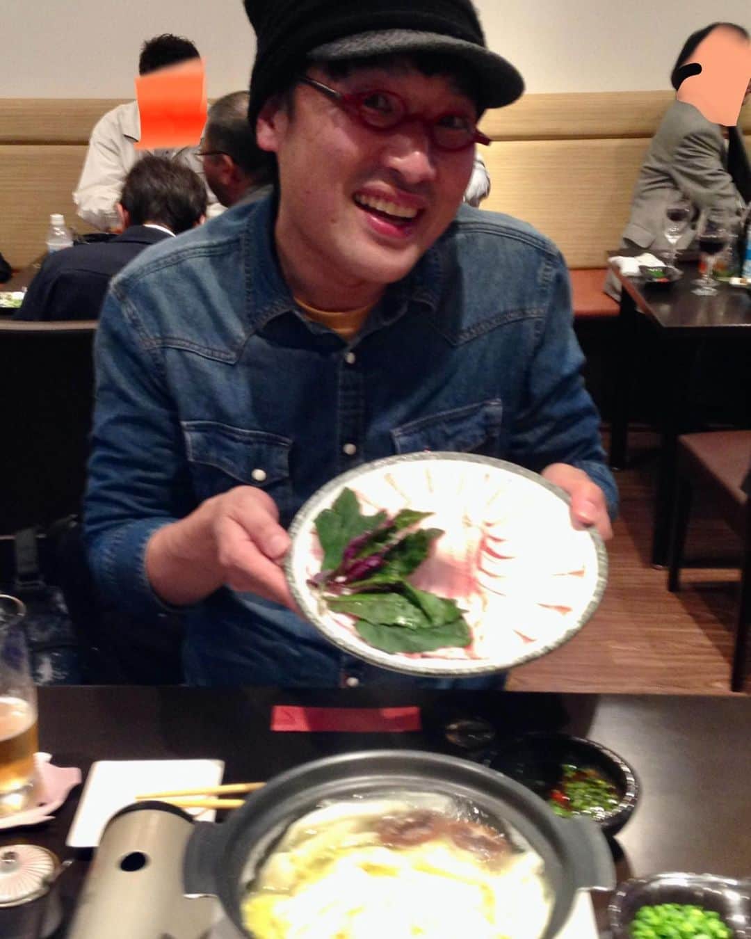 山里亮太さんのインスタグラム写真 - (山里亮太Instagram)「沖縄！  久しぶりに沖縄に行ける！！！ しかも、余裕を持って早く入ると言うことで、今ずっと何をするかを考え中。 レンタカー借りて、どこに行こう？何食べよう？誰に会おう！ ナンダカンダで沖縄にはたくさんお世話になっている。 かつて、さんまのカラクリTVのロケで山里亮太を好きという女性との沖縄旅という夢のご褒美企画があった。 応募してくださった3名の女性とわたしの用意した沖縄デートプランを堪能という企画、離島でサイクリングや海でアクティビティ、嫌われ者全盛期の山里亮太を好きと言うかなりレアな優しい方々、このご恩を返さねば！と密かに三線を練習して涙そうそうを弾き語るというプレゼントを…今書きながら思ったが、好かれてるというすごい状態に酔っていたのだろう、自分の弾き語りがお返しになると思うなんて…それは一回置いておきます。 ただ、あの頃、嫌われ者特需でめちゃくちゃ忙しかった、その忙しさに甘えて三線の練習をあまりできていなかった、いざ披露するその時、イントロのところでめちゃくちゃ苦戦、結果、一瞬三線を弾いて、そこから独唱、時々思い出したかのように三線を弾くという歌唱に…それでもみんなは拍手をくれた、スタッフさんは僕を睨みつけていた… そんな日でも夜の星空はすごく綺麗だった。 一丁前に泡盛を飲んで打ち上げた。 楽しかったなぁ。  あと、あと、沖縄で大好きなおばあがいる。 那覇の石屋さんのおばあで、いつも僕にぴったりの石を選んで数珠を作ってくれた。 そのあとよくご飯を一緒に食べに行った。 初めて行った時はおばあの旦那さんと3人で行った、町中華でラーメン全種類、チャーハン全種類、酢豚、回鍋肉、唐揚げ、餃子…このあとパーティーかな？と思ったら僕だけだった。 おじいとおばあは優しく見守ってくれた。 僕はテレビチャンピオンの大食い選手権のようなテンションで食べたのを思い出す。  まだまだいる、いつもスナックに連れて行ってくれるしゃぶしゃぶやさんとか。  あぁ、今年も会えるかな？  とにかく楽しみ、あ、あの国道のタコスは食べに行こう！ 他にも何か皆様情報ありましたら教えてください。  「山里亮太の140」沖縄公演  ～ナンダカンダデオキナワ～　開催！  10月15日（日）13:00開演 パレット市民劇場  🎫発売中！  ▫️FANY：ty.funity.jp/ticket/show/pa…  ▫️ぴあ：t.pia.jp/pia/ticketInfo…  ▫️ローチケ：残△印 l-tike.com/order/?gLcode=…  劇場でお会いしましょう！  #山里亮太の140沖縄 #沖縄 #3枚目の写真はダイエットしてBIGBANGみたいにしてもらった写真」9月30日 13時13分 - ryotayamasato
