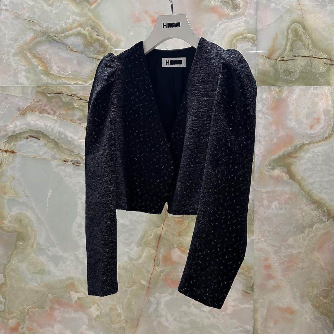のインスタグラム：「＜H BEAUTY&YOUTH＞ LAME JAQUARD SHORT JACKET ¥49,500 Color: BLACK Size: S/M  WOOL CHINO PANTS ¥27,500 Color: BEIGE/DK.GRAY  Size: S/M  #H_beautyandyouth #エイチビューティアンドユース @h_beautyandyouth  #BEAUTYANDYOUTH #ビューティアンドユース #Unitedarrows #ユナイテッドアローズ」
