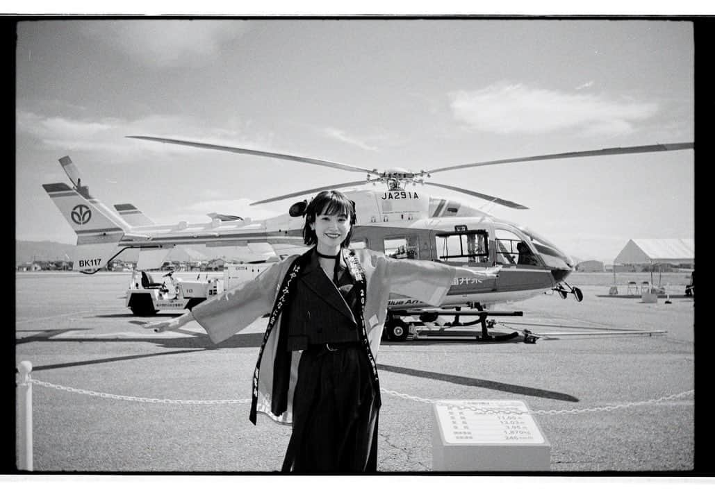 高橋愛さんのインスタグラム写真 - (高橋愛Instagram)「スカイフェス🛩🌿☀️👼🏻💓✨  オープニングセレモニー 饅頭まきにトークショー そしてセスナにまでも 乗させてもらって すごーーーく楽しかったです！ そして、饅頭まきで ご提供くださいました @parkcoffeeandbagel の🥯が 美味しすぎて、ヤバかったです🥺✨  ゲットした方、ラッキーですね🤭💓✨　楽しかったぁ〜！  空から見た、坂井市の景色は それはそれは 絶景でした🌾⛰🌊🌿✨  #福井県 #坂井市 #福井空港 #sakaai #坂井エキサイト大使 #FUKUI #高橋愛 #スカイフェス #セスナ #小型機」9月30日 13時25分 - i_am_takahashi