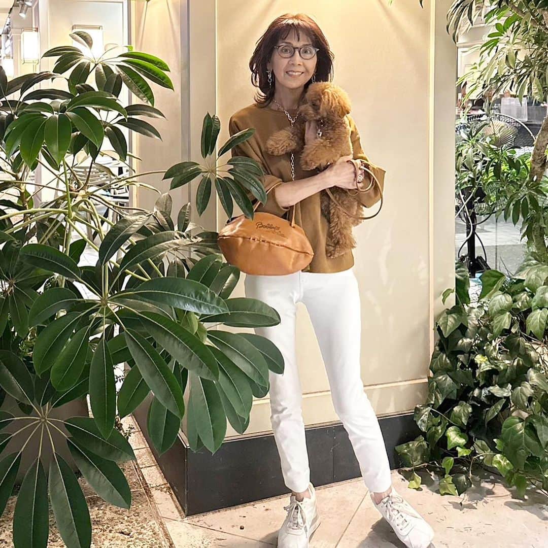 柏木由紀子のインスタグラム：「30年、いや40年前でしょうか。ユニークなバッグが好きで買ったラグビーボール型バッグ🏉 いまだ！と思いコーディネートしてみました😊🇯🇵🏉  　  #柏木由紀子ファッションクローゼット 好評発売中！ #楽天ブックスファッション部門1位獲得 #発売前重版 #坂本九音楽事務所 #坂本九 #坂本九柏木由紀子 #シニアファッション #シニア世代のファッション番長 #75歳 #70代コーディネート #60代コーディネート #50代コーディネート #柏木マダム #カシワギマダム #由紀子巻き #60代ヘアスタイル」
