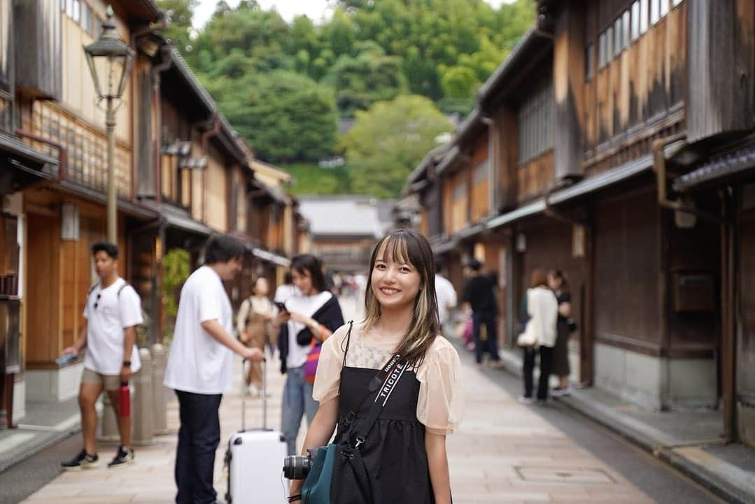 樺澤まどかのインスタグラム：「🍃  ひがし茶屋街  ここ楽しすぎて色んなとこ歩いて飲んで 食べて飲んで歩いて飲んでしてました🍻  最後の動画ははしゃぎ切れてない私🤦‍♀️ 照れんな🤦‍♀️  #樺澤まどか  #金沢旅行#金沢#石川県#ひがし茶屋街#旅行#ひゃくまんさん#秋#秋コーデ#autumnfashion#飲み旅行#グルメ旅」