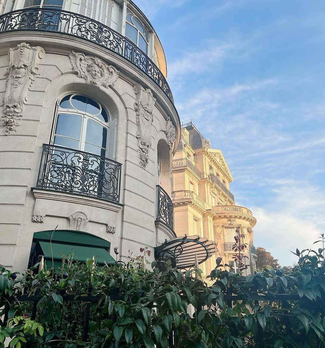 君島十和子さんのインスタグラム写真 - (君島十和子Instagram)「今回の 「弾丸十和子・フランス」 超ラグジュアリーで 刺激的な取材の最終日⚜️⚜️⚜️  パッキングを終えて これから、 今回のメインテーマの取材に出る直前。  パリの街並み、特に アヴェニューモンテーニュ界隈から サントノーレ、16区などは、 360°どこを向いても美しい街。  朝も、昼も、夕暮れ時も。 観光目的ではなくても この地にいられることが 幸せで……窓越しに 街並みばかりを撮影してました。 [📹👉🏻動画あり］  そして、まぁるい地球を こんな風な航路で 帰って参りました✈️🧭🌏🌍🌎  #取材旅行 #フランス #パリ旅行  #シャルルドゴール空港  #tdot #airfrance  #avenuemontaigne  #ftcbeauty  #弾丸十和子 #アラ還十和子 #君島十和子」9月30日 13時28分 - ftcbeauty.official