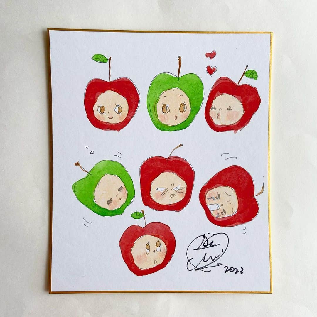 おおたうにのインスタグラム：「🍏閑話休題 2🍎  こちらはりんごバージョン。 絵の具と紙と鉛筆があれば楽しい、という状態のまま成長してよかったなあとしみじみ思う☺️（安上がり  ところでみんなが持ってきてくれそうなフリマアイテムが、ちょっと調べたら店頭で10万超えとかざらなので、それはやめとこうぜ、みたいになってる。 大人たちってすごいね‼️  #illustration #色紙 #水彩 #outauni #おおたうに」