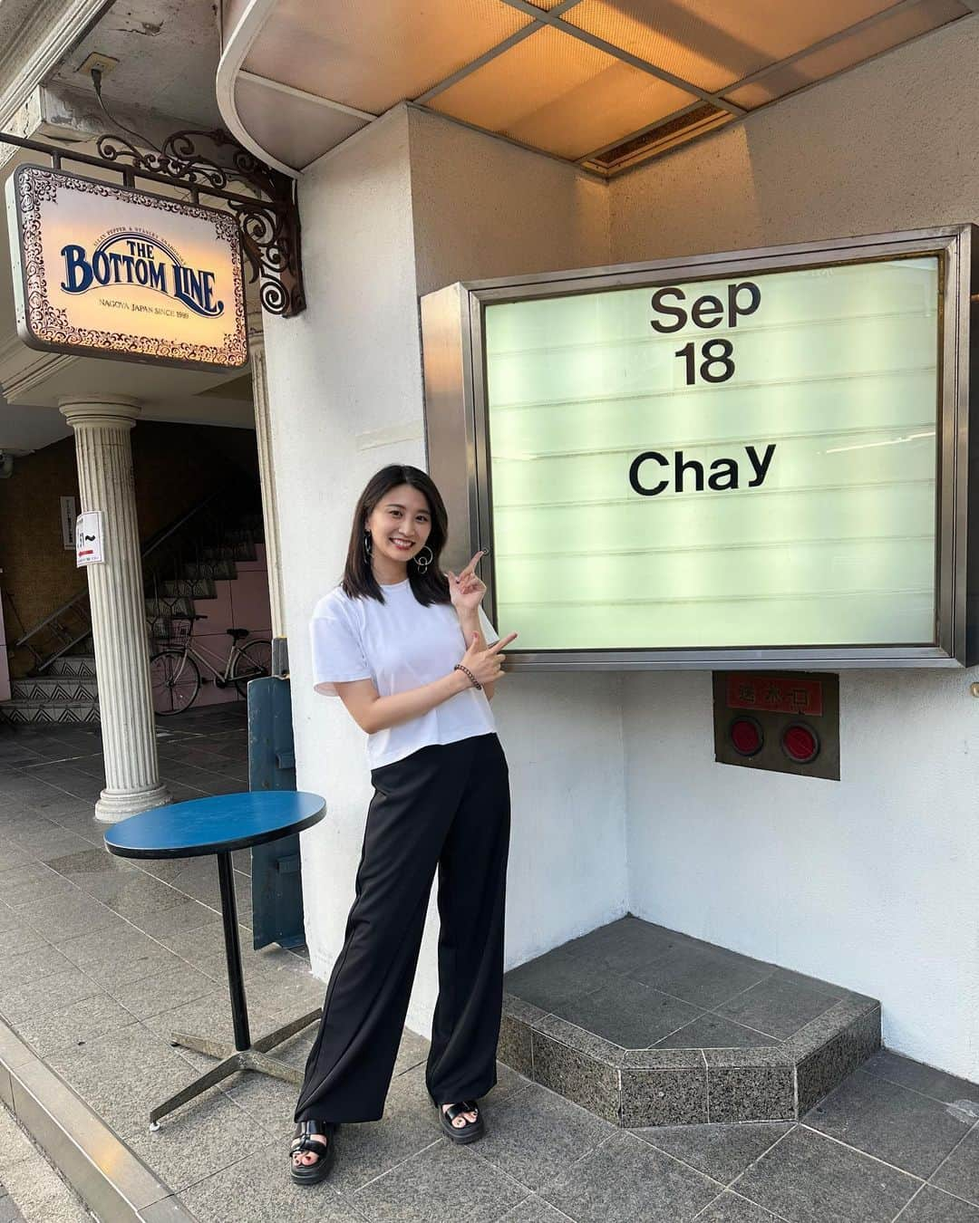 三浦優奈のインスタグラム：「chayさんのライブへ🎙️ 10th anniversary tour 2023 "GRAND chay HOTEL"  先日、CBCラジオ『ドラ魂キング』にもご出演いただき、 その時にも語られていた 今回のライブツアーのタイトル 『ホテル』  その言葉の意味を答え合わせしながら…ワクワクした気分で体感させていただきましたっ(((o(*ﾟ▽ﾟ*)o)))  歌声はもちろん！ chayさんの表情に！！ とんでもなく引き込まれるんです！！！  舞台装飾、衣装、照明、全てに至るまでチャイワールドでした💕  ライブ？いや、ミュージカル？ いや、演劇？？ なんだろう？カテゴリーに属さない 新たな分野のショーを見せていただいた、世界に巻き込んでいただいた、そんな素敵な時間でした！！  ※ちなみに…私の髪型 開演前と終演後… 違いすぎるんだけど🤣🤣   公演で興奮しすぎたねwww  #chay #grandchayhotel #live #ライブ #bottomline #今池 #名古屋 #コンサート #concert #ライブツアー #livetour #tour #ツアー #チャイ #ボトムライン #ボトムライン名古屋  #nagoyajapan #ライブハウス #livehouse #music #band #バンド #歌手 #ジャパン #japan #japanese #japanesegirl #artist #japaneseartist #japaneseartists」