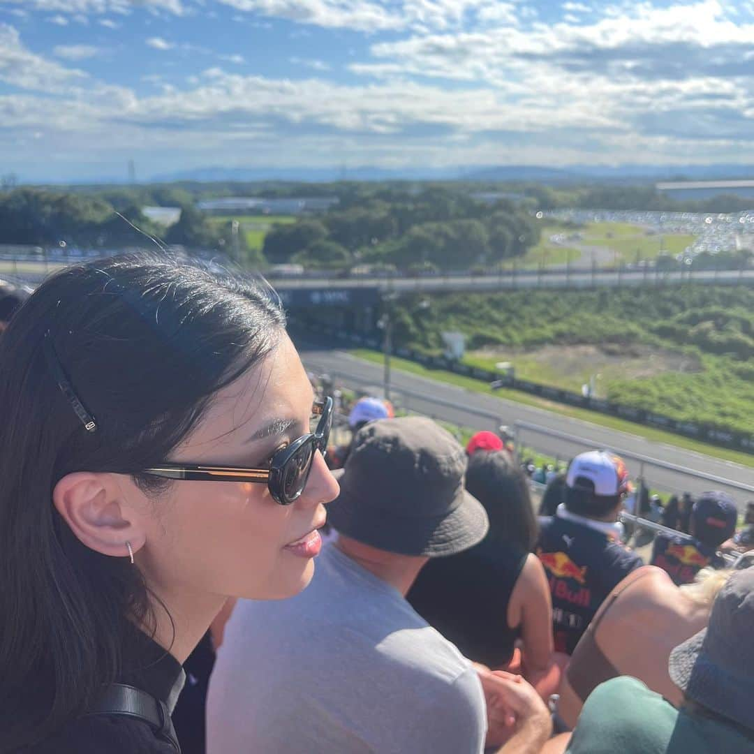 申真衣さんのインスタグラム写真 - (申真衣Instagram)「September 🍇🥢🏎️🏁💐  お気に入りのピアス 欲望のままに狩ったぶどう わんこ蕎麦 40杯 どじょう 初鈴鹿 冬待ちルームシューズ 東信さんに花束を作っていただく幸運」9月30日 13時36分 - shinmai0728