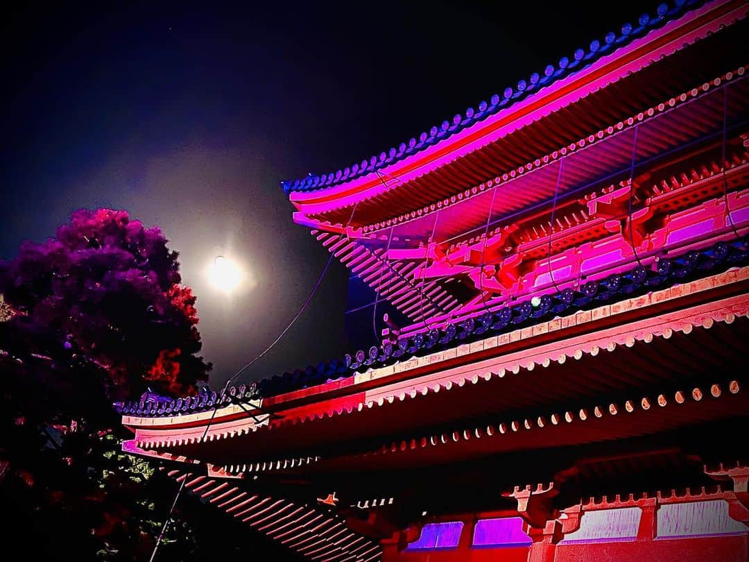 Aimerのインスタグラム：「⚯̫  Last night, I sang at Heian Shrine in Kyoto. With the Mid-Autumn Moon. It was a beautiful night. Thank you to you, too, who came from overseas.」