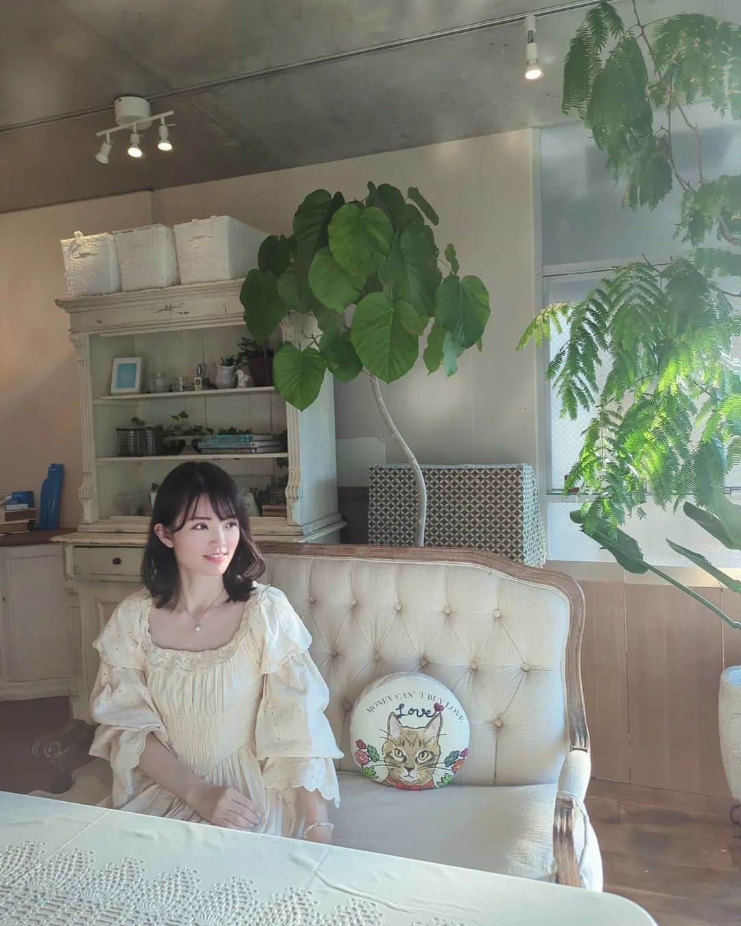 三宅裕子のインスタグラム：「ラキャルプオープンキャラバン⁡ ⁡@lacarpe_jp でのコーデは…🐰♡⁡ ⁡  ❁︎𝑶𝒏𝒆𝒑𝒊𝒆𝒄𝒆 @lacemade_jp 「エルピス」ドレス⁡ ꕤ𓈒𓂂◌⁡ ⁡商品番号: LM238LS01C1201⁡ ⁡サイズXS⁡ ⁡身長165㌢⁡ ⁡参考にしてみてね🐰 ⁡ 先日のせて好評だった⁡ ⁡コルセットとセットでも そのまま着ても⁡いい レースワンピ🫶 °・*: 繊細なレースな本当可愛くて 袖部分を少しあげても⁡ ⁡絶妙に可愛い…🥺⁡ ⁡⁡ ⁡10/6〆のキャンペーンも開催中❣️⁡⁡ ⁡可愛いドレス👗がもらえちゃうかも♡ ⁡是非チェックしてみてね🫶  ❁︎𝑩𝒂𝒈 @katespadejapan ❁︎𝑺𝒉𝒐𝒆𝒔 @dianashoespress  °・*:.。.☆ PR⁡ ⁡ #lacemade  #⁡ドレス⁡ ⁡ #ワンピース⁡コーデ⁡ ⁡ #ヴィンテージガーリー  #princess #フリル⁡ ⁡ #elegance #フレンチガーリー ⁡ #フリルワンピ⁡ ⁡ #プリンセス  #lacemadesquad  #ootd  #今日のコーデ  ⁡⁡ ⁡ ⁡」