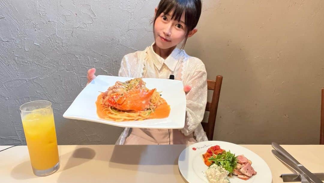 おごせ綾のインスタグラム：「美味しいピザとパスタが食べたくなったなら、ノラクチーナさんに行けば良いじゃない✨  地産地消にこだわっていらっしゃって、どのお野菜も本当に美味しい❗️  お土産にも買える、ここの唐辛子オイルをたっぷりかけて食べる蟹のトマトクリームパスタが天使的👼美味しさ❤️  @noracucina  @mokushokuniigata  #トラットリアノラクチーナ豊栄本店  #黙食にいがた  #新潟 #グルメ #おごせ綾」