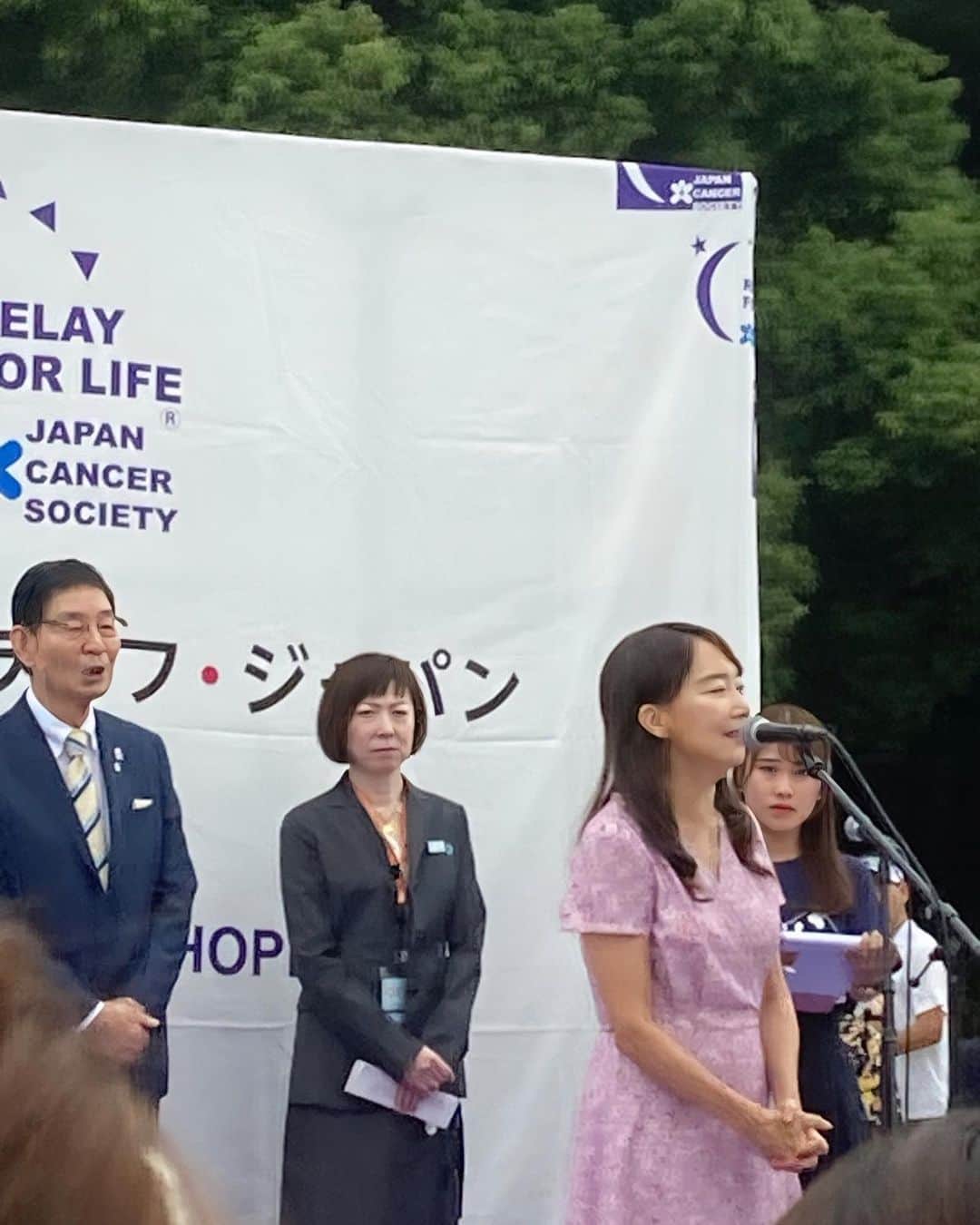 アグネス・チャンさんのインスタグラム写真 - (アグネス・チャンInstagram)「今朝ガン制圧運動の「リレーフォーライフジャパン東京上野2023」の開会式に出席しました。  みんなタスキをつなげて歩いて、ガンの知識を広める活動です。 スピーチをさせていただいて、  開会宣言もしました。  一番最初に歩くのはサバイバー。  サバイバーラップに参加したよ。歌いながら歩いたり、手を振りながら、掛け声を叫びながら楽しく歩きました。  生きてる事をみんなで祝いました‼️ アグネスと仲間のテントがあって、  アグネスのグッズ、CDと本が売られてました‼️  売り上げは募金になるので、たくさん売れると良いですね。 サバイバーのフラッグに手形を残しましたよ。 他にも色んなチームがありました。 お疲れ様です‼️  全国に行われるこの活動、  みんなの故郷の会場にも顔出して、  ガンにつて学んでくださいね。  7時まで上野公園でワークは続くので、  皆さんも是非行って見てください‼️」9月30日 13時40分 - agneschan1