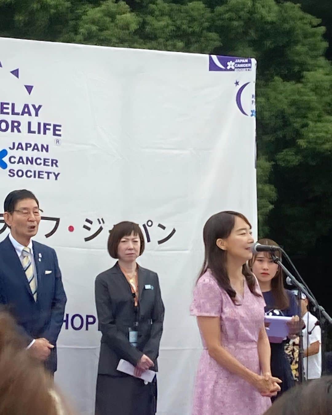 のインスタグラム：「今朝ガン制圧運動の「リレーフォーライフジャパン東京上野2023」の開会式に出席しました。  みんなタスキをつなげて歩いて、ガンの知識を広める活動です。 スピーチをさせていただいて、  開会宣言もしました。  一番最初に歩くのはサバイバー。  サバイバーラップに参加したよ。歌いながら歩いたり、手を振りながら、掛け声を叫びながら楽しく歩きました。  生きてる事をみんなで祝いました‼️ アグネスと仲間のテントがあって、  アグネスのグッズ、CDと本が売られてました‼️  売り上げは募金になるので、たくさん売れると良いですね。 サバイバーのフラッグに手形を残しましたよ。 他にも色んなチームがありました。 お疲れ様です‼️  全国に行われるこの活動、  みんなの故郷の会場にも顔出して、  ガンにつて学んでくださいね。  7時まで上野公園でワークは続くので、  皆さんも是非行って見てください‼️」