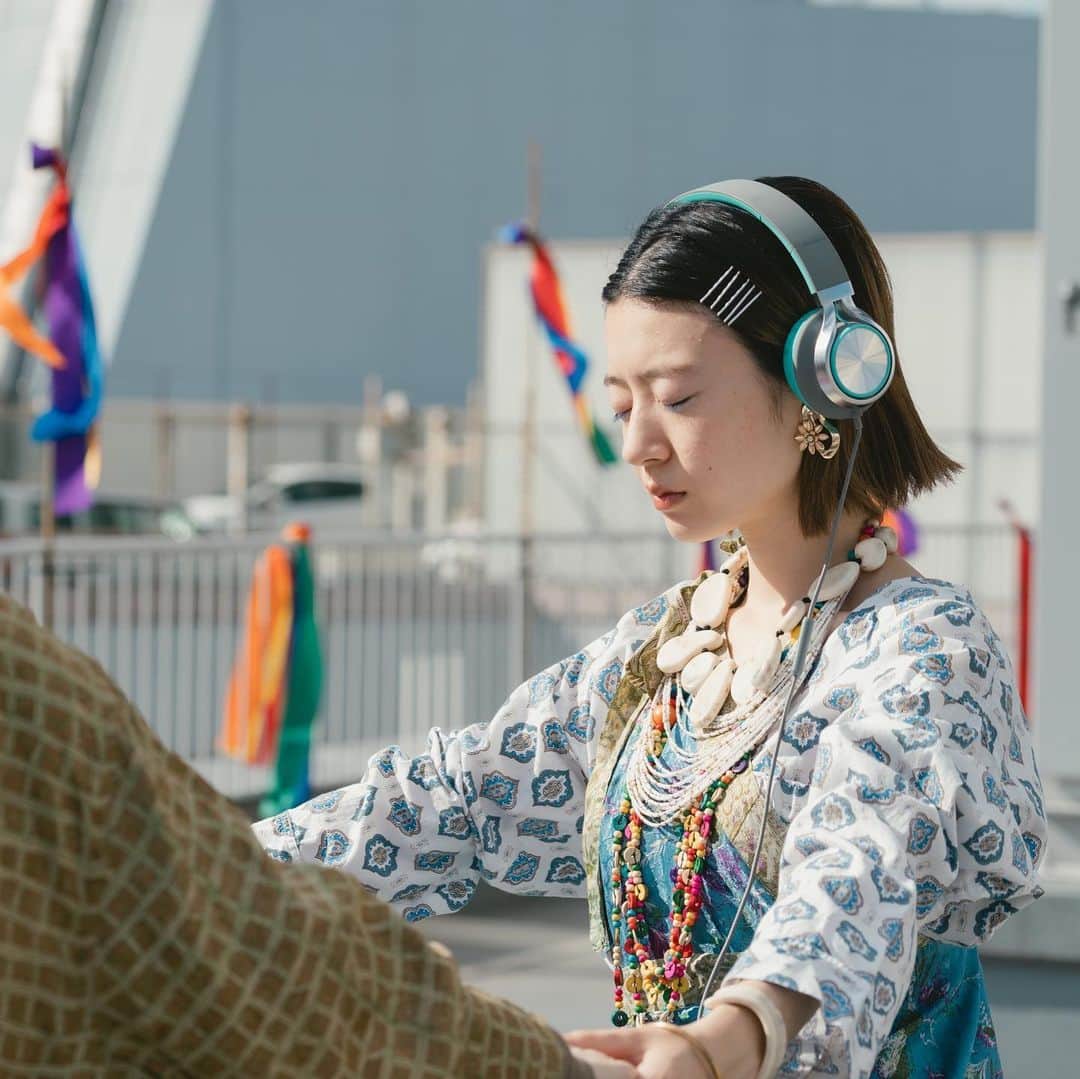 塩塚モエカさんのインスタグラム写真 - (塩塚モエカInstagram)「本日9/30より、映画 『almost people』が公開になりました。  4人の監督が、喜怒哀楽、それぞれ一つの感情が欠けた四兄弟の物語を描きます。  わたしはその中で、怒りの感情がない「火水子」が主人公となる、石井岳龍監督の作品「Humanoid」に出演しました。多様性を求めて活動する、虹という役です。  性別もわからない、神様みたいな、でも何かの間違いで人間の世界に生まれてしまったような不思議な役でした。  ちょうど一昨年の秋、映像のお仕事がやってみたいな、とぼんやり考えていたとき、このご連絡をいただきました。  企画や台本を読み、この役、自分にできるかな、と思いつつ、石井監督の作品に10代の頃に受けたきり、忘れてしまったようなものすごい衝撃を感じて、これもご縁だ！と参加させていただくことになりました。  短かったですが、お芝居をしながら自分を見つめ、役を見つめ、発見していく、とても楽しい時間でした。  参加できたことに感謝です。  渋谷のユーロスペースはじめ、全国、全世界で公開中です。ぜひご覧ください😘  "almost people" （which I appeared ）has started in Japan, London, NY, Toronto etc... 🪬check it out」9月30日 13時52分 - hiz_s