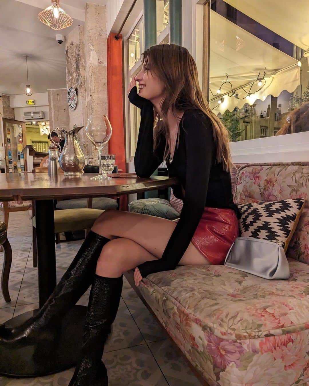 マギーのインスタグラム：「昨日のよるは気の許せるお友達とご飯できた〜😚🩷 ワイン２杯でほろ酔いのわたしを @kogisonofuku がテンション高めに撮ってくれました😂😂😂」
