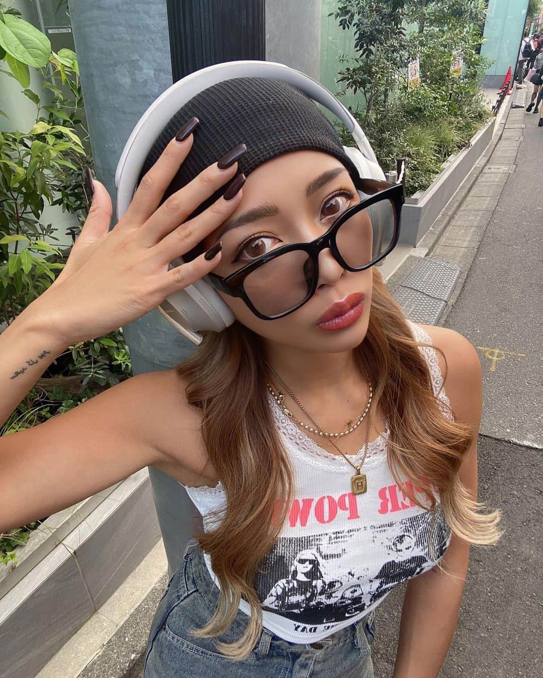 米山妃利のインスタグラム：「まだまだタンクトップ生活🎽☀️ . 唇の下の黒子ちゃんは 本物です😇笑 . . beanie: @sheinofficial  tops: @sheinofficial  skirt: @blondey_official  sneaker: @nike  bag: @prada  sunglasses: @flex_japan  . #ootd#outfit#code#shein#blondy#fashion」