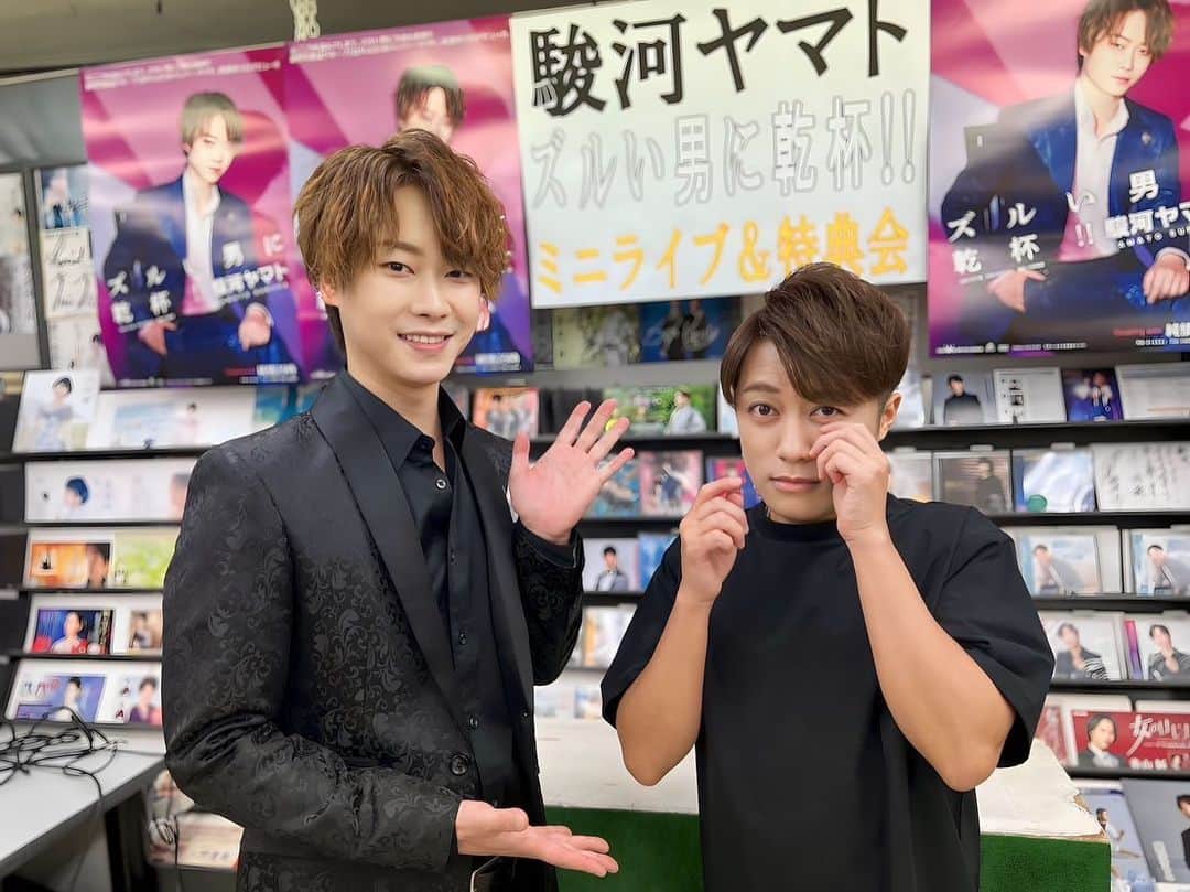 はやぶさのインスタグラム：「常に『駿河ヤマト』キャンペーンの応援に駆け付けてくれていた『大滝ひかる』先輩ですが、今日のキャンペーンをもちまして、応援期間が終了！ これからは完璧にそれぞれのソロ活動が始まります。 もちろん『はやぶさ』としてのステージもありますので、新たな形が始動するはやぶさもよろしくお願い致します！  【EN】  Otaki Hikaru senpai, who has always been there to support the "Suruga Yamato" campaign, but with today's campaign, his support period has come to an end!  From now on, we will perfectly start our own solo activities.  Of course, there will be a stage as "HAYABUSA", so please look forward to seeing the new form of "HAYABUSA".  #はやぶさ #ヒカル #ヤマト #大滝ひかる #駿河ヤマト #イベント #一日一枚  #写真  #hayabusa #hikaru #yamato #event  #picstory  #picstagram #photooftheday  #photogram  #hayabusadiary  #はやぶさの日記  #fotohariini  #solodebut」