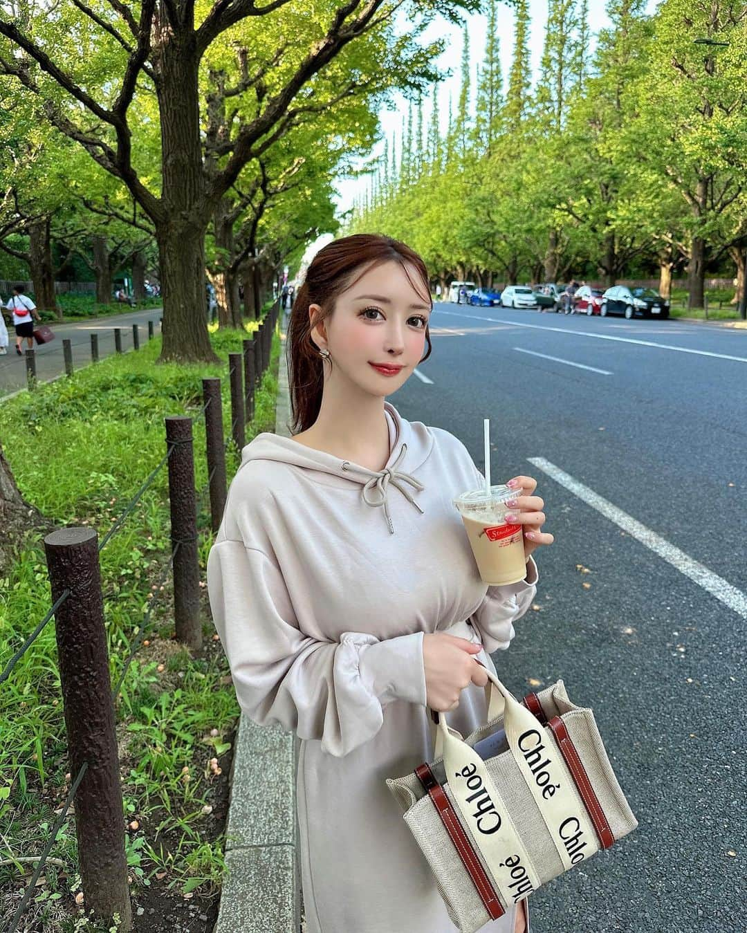 蘭子のインスタグラム：「もうすぐ銀杏並木の紅葉が美しくなる季節🍁✨ 今年は猛暑で、全国的に時期がかなり遅れてるみたい👀 青青としてるのも素敵だね☀️ . 着用しているパーカーワンピは【 @miia_official 】👗 低身長／小柄さんでも着やすい丈感🫧 ラフだけどウエストマークがあるのと お袖がくしゅってしてる加工が可愛くて どんなシーンでも使えるのが気に入ったよ🩵🤍 . (明日10/1限定でMiiaのお買い物で使える2000円クーポン 0時以降でストーリーに貼るので是非使ってね☘️) . . . #PR #MIIA#あざとフェミニン#美シルエット#小柄コーデ#低身長コーデ#カジュアルコーデ#カジュアルファッション  #カジュアルガーリー#ガーリーコーデ#表参道#外苑前いちょう並木#外苑前#パーカーコーデ#ワンピースコーデ#低身長ファッション#低身長女子#きょコ#今日のコーデ#紅葉#紅葉スポット#紅葉デート#映えスポット#銀杏並木#chloebag#fendi#fendishoes」