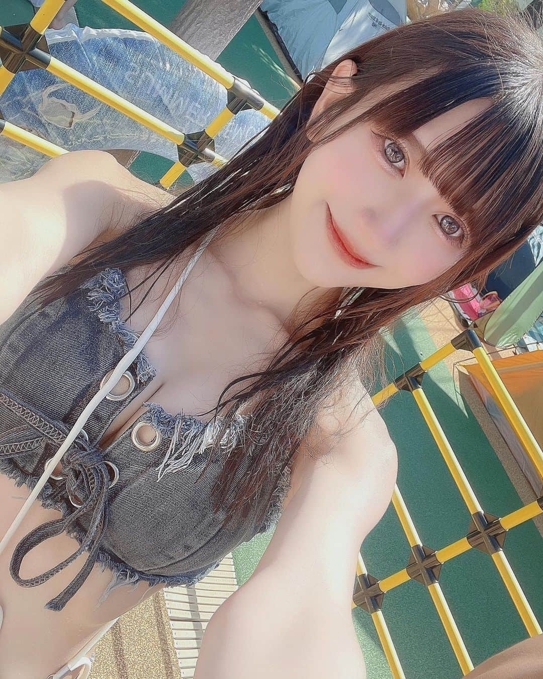 のインスタグラム：「. 着いてわりとすぐプール入ったし スライダーとかで思いっきり顔面に水浴びたけど 縮毛矯正してたおかげで 一日中ずーっと髪の毛だけはさらさらだった♡笑  @aid_hair  @akiyamasensei_aid   ありがとうございます🥺✨️  #東京サマーランド #サマラン #プール #水着 #デニム水着 #デニムビキニ  #swimwear」