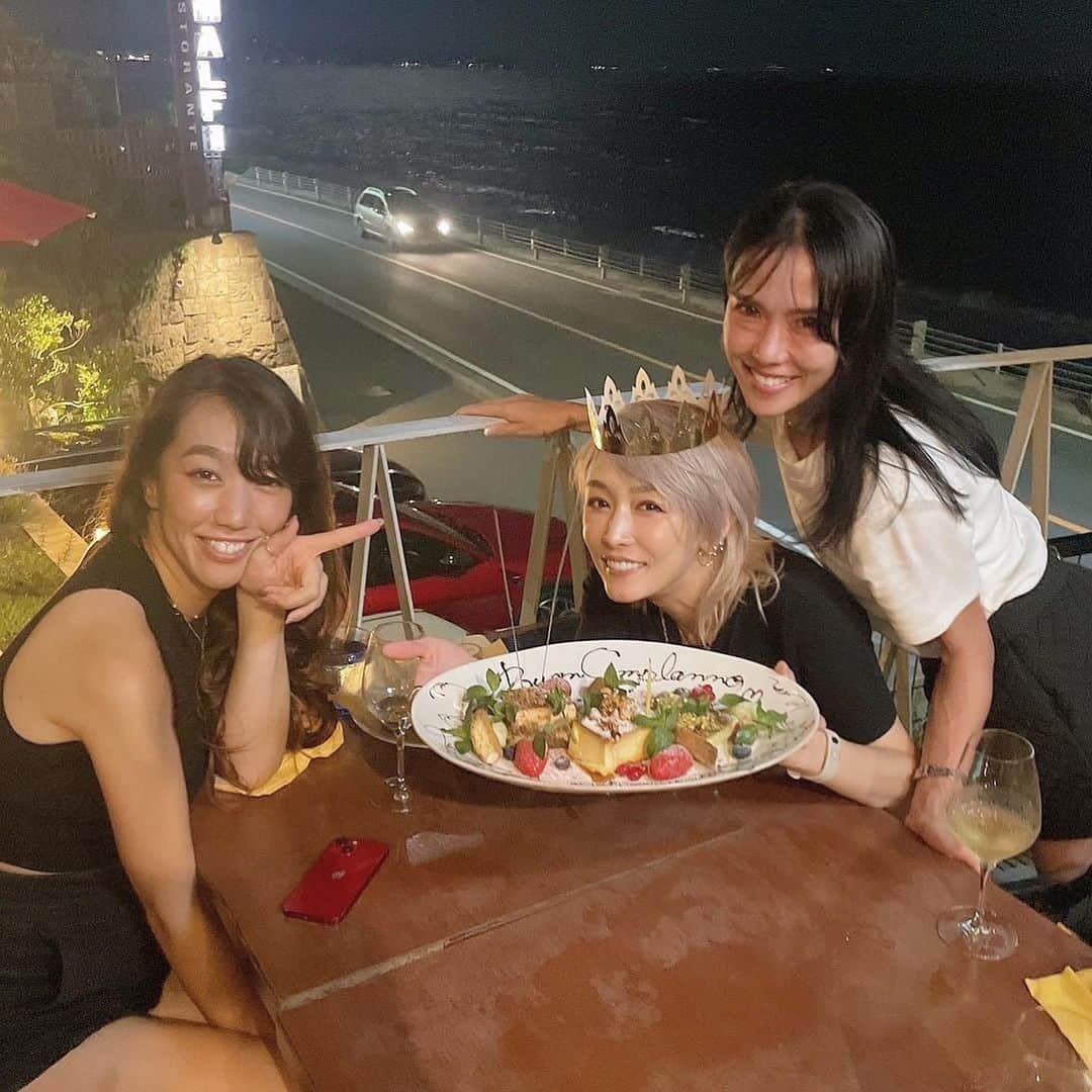 杏さゆりのインスタグラム：「9/20で40th先日海沿いのレストランでお祝いしてもらいました🥂✨ 夕陽も美しく富士山も見えて🗻🌇 最高のシチュエーション🤍🤍🤍 お祝いしてくれてありがとう🥳🩷 . The other day, I had a friend celebrate my 40th birthday on 9/20 at a restaurant near the sea🥂✨ The sunset was beautiful and I could see Mt. Fuji 🗻🌇 Best situation🤍🤍🤍 Thank you for congratulating me🥳🩷 . #持つべきは友 #誕生日 #birthday  #杏さゆり #SayuriAnzu」