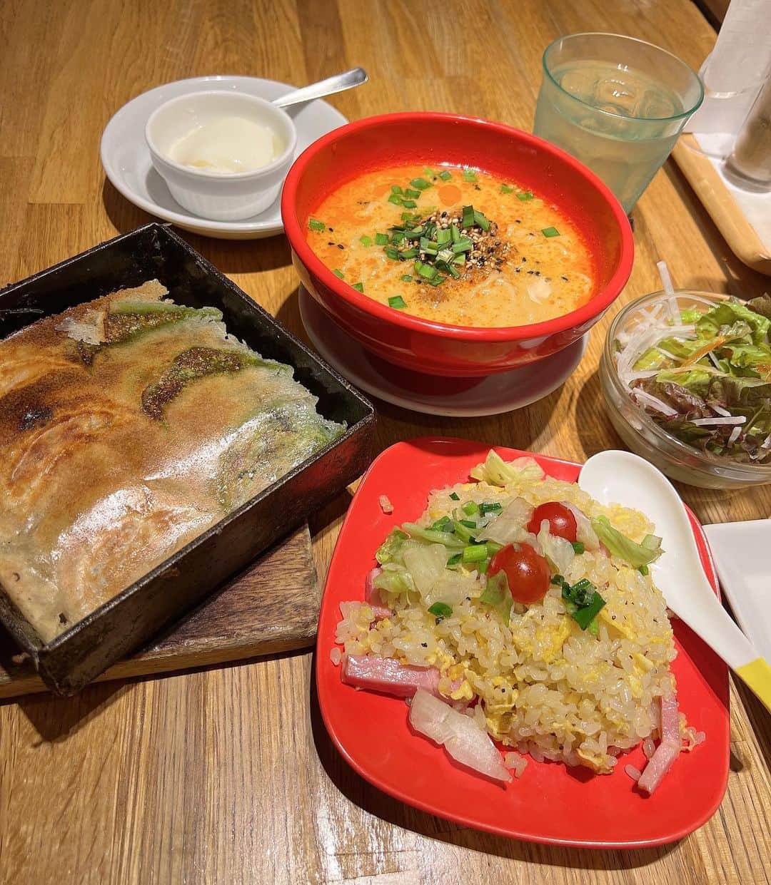 辻りんのインスタグラム：「新宿ルミネストでご飯 食べたんだけど 緑の餃子🥟🟩!?  初めて食べた🫶  ひとりご飯もいいね〜(* ᴗ͈ˬᴗ͈)”💓  #ルミネスト #新宿 #東口 #ごはん」