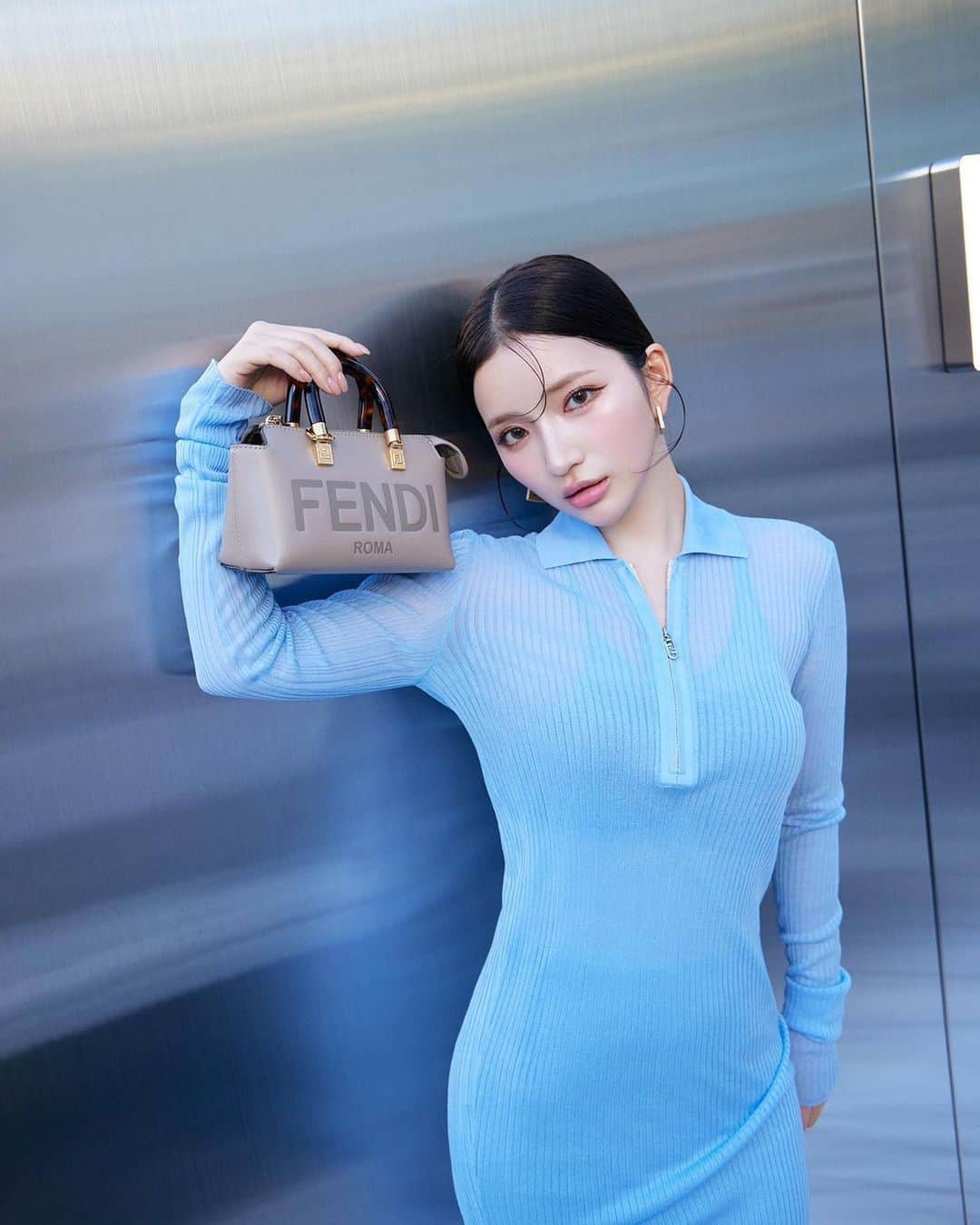南りほのインスタグラム：「FendiByTheWay 💙  バッグも衣装もとても可愛かった！上品なミニバッグは、カラーも形もすべてが完璧🤎  #fendi #FendiByTheWay」