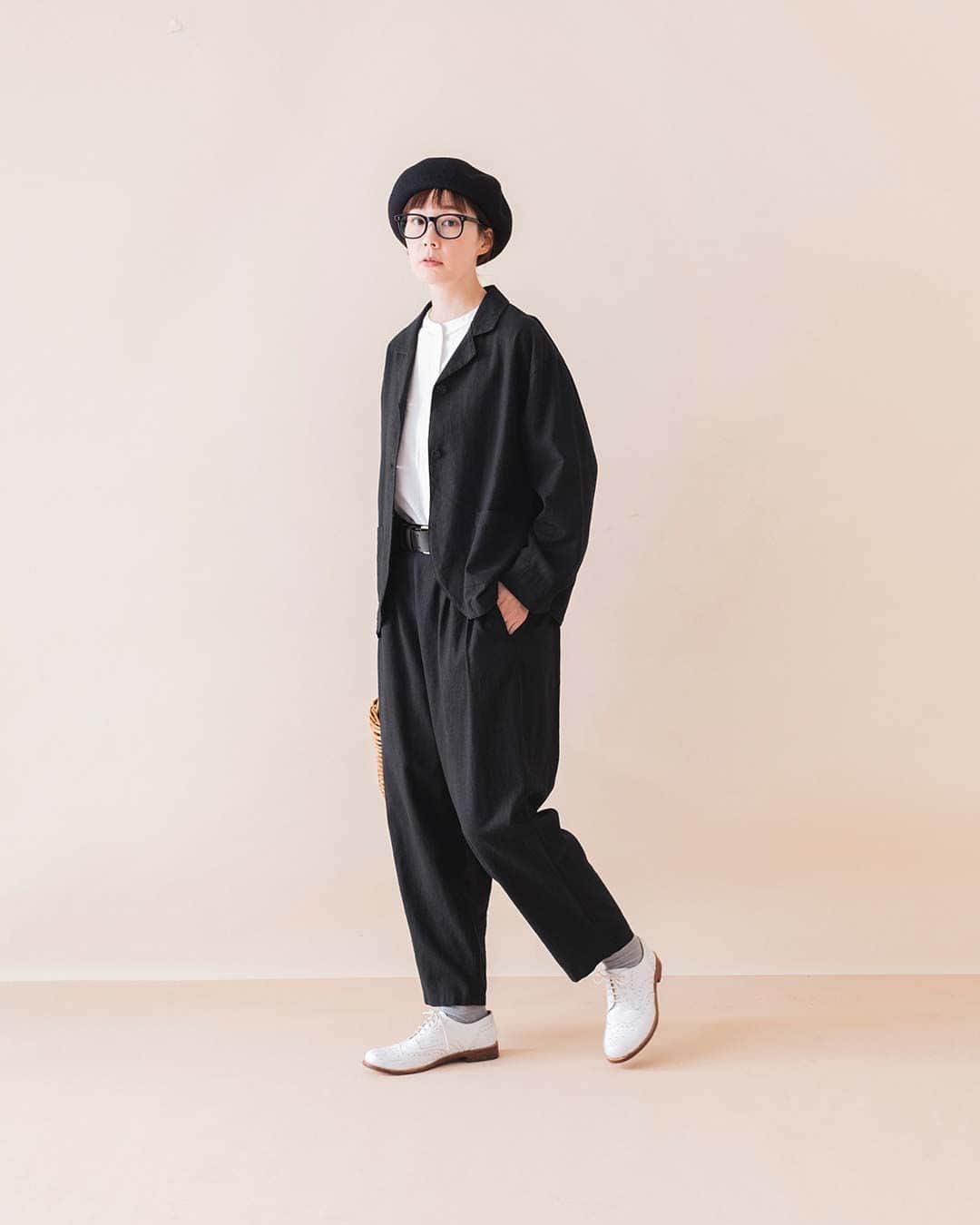 ナチュランさんのインスタグラム写真 - (ナチュランInstagram)「【大人のおしゃれの必需品】シンプルなのにきちんとおしゃれ やっぱり頼れる『ブラック』アイテム  ・  いろんな色・柄を取り入れたり、 トレンド色に挑戦してきたけど、 一周回ってシンプルな色に落ち着いてきた という方も多いのではないでしょうか。  『ブラック』はまさにどんな洋服とも合わせやすく、 大人らしいきちんと感のあるカラー。  今年注目のカラーでもあるので、身につけるだけでセンスアップ！ ぜひお気に入りの新たなブラックアイテムを見つけてください。  モデル身長：168cm  ----------------------------- 　Lintu Laulu -----------------------------  ■リネンコットンシンプルジャケット(ブラック) ¥9,900 [ 注文番号：CLT-2A63-0764-A ]  ■リネンコットンテーパードパンツ(ブラック) ¥9,680 [ 注文番号：CLT-2A63-0765-A ]  ■リネン100％小さな襟のパイピングワンピース(A・ブラック) ¥12,980  [ 注文番号：CLT-2A81-3695-A ]  ■スマートネックガウンコート(B・ブラック) ¥12,980 [ 注文番号：CLT-2A77-4431-B ]  -----------------------------  ▶️商品詳細やお買い物は写真のタグをタップ またはプロフィール（@natulan_official）から 「ナチュラン」のサイトにアクセスして 注文番号や商品名を検索してみてくださいね。  #lifewear #fashion #natulan #今日のコーデ #コーディネート #ファッション #ナチュラル #ナチュラン #日々の暮らし #暮らしを楽しむ #シンプルライフ #シンプルコーデ #大人女子 #大人カジュアルコーデ #ジャケット #ブラックアイテム #ブラックコーデ #秋コーデ #リントゥラウル #lintulaulu #natulan_official.」9月30日 14時00分 - natulan_official