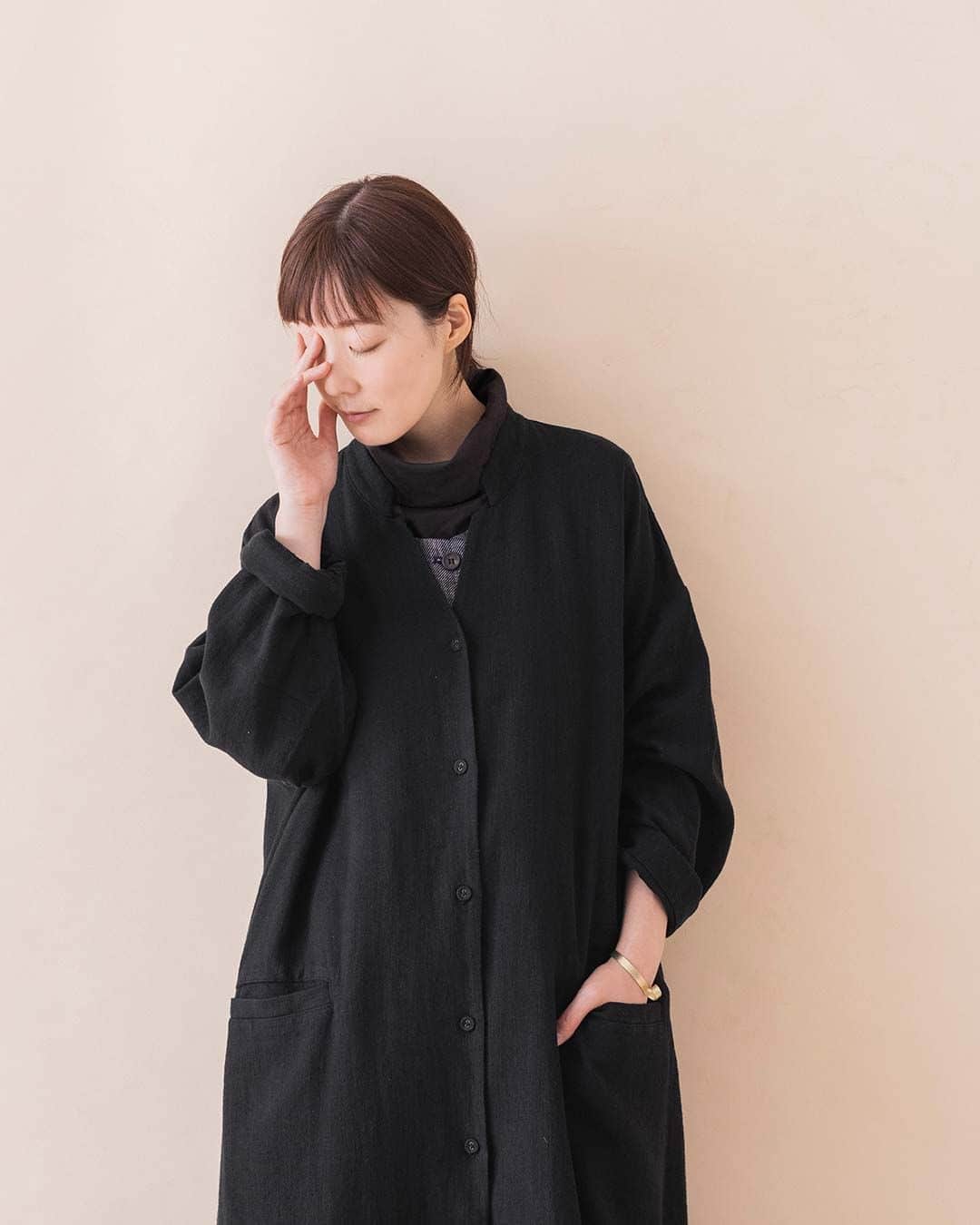 ナチュランさんのインスタグラム写真 - (ナチュランInstagram)「【大人のおしゃれの必需品】シンプルなのにきちんとおしゃれ やっぱり頼れる『ブラック』アイテム  ・  いろんな色・柄を取り入れたり、 トレンド色に挑戦してきたけど、 一周回ってシンプルな色に落ち着いてきた という方も多いのではないでしょうか。  『ブラック』はまさにどんな洋服とも合わせやすく、 大人らしいきちんと感のあるカラー。  今年注目のカラーでもあるので、身につけるだけでセンスアップ！ ぜひお気に入りの新たなブラックアイテムを見つけてください。  モデル身長：168cm  ----------------------------- 　Lintu Laulu -----------------------------  ■リネンコットンシンプルジャケット(ブラック) ¥9,900 [ 注文番号：CLT-2A63-0764-A ]  ■リネンコットンテーパードパンツ(ブラック) ¥9,680 [ 注文番号：CLT-2A63-0765-A ]  ■リネン100％小さな襟のパイピングワンピース(A・ブラック) ¥12,980  [ 注文番号：CLT-2A81-3695-A ]  ■スマートネックガウンコート(B・ブラック) ¥12,980 [ 注文番号：CLT-2A77-4431-B ]  -----------------------------  ▶️商品詳細やお買い物は写真のタグをタップ またはプロフィール（@natulan_official）から 「ナチュラン」のサイトにアクセスして 注文番号や商品名を検索してみてくださいね。  #lifewear #fashion #natulan #今日のコーデ #コーディネート #ファッション #ナチュラル #ナチュラン #日々の暮らし #暮らしを楽しむ #シンプルライフ #シンプルコーデ #大人女子 #大人カジュアルコーデ #ジャケット #ブラックアイテム #ブラックコーデ #秋コーデ #リントゥラウル #lintulaulu #natulan_official.」9月30日 14時00分 - natulan_official