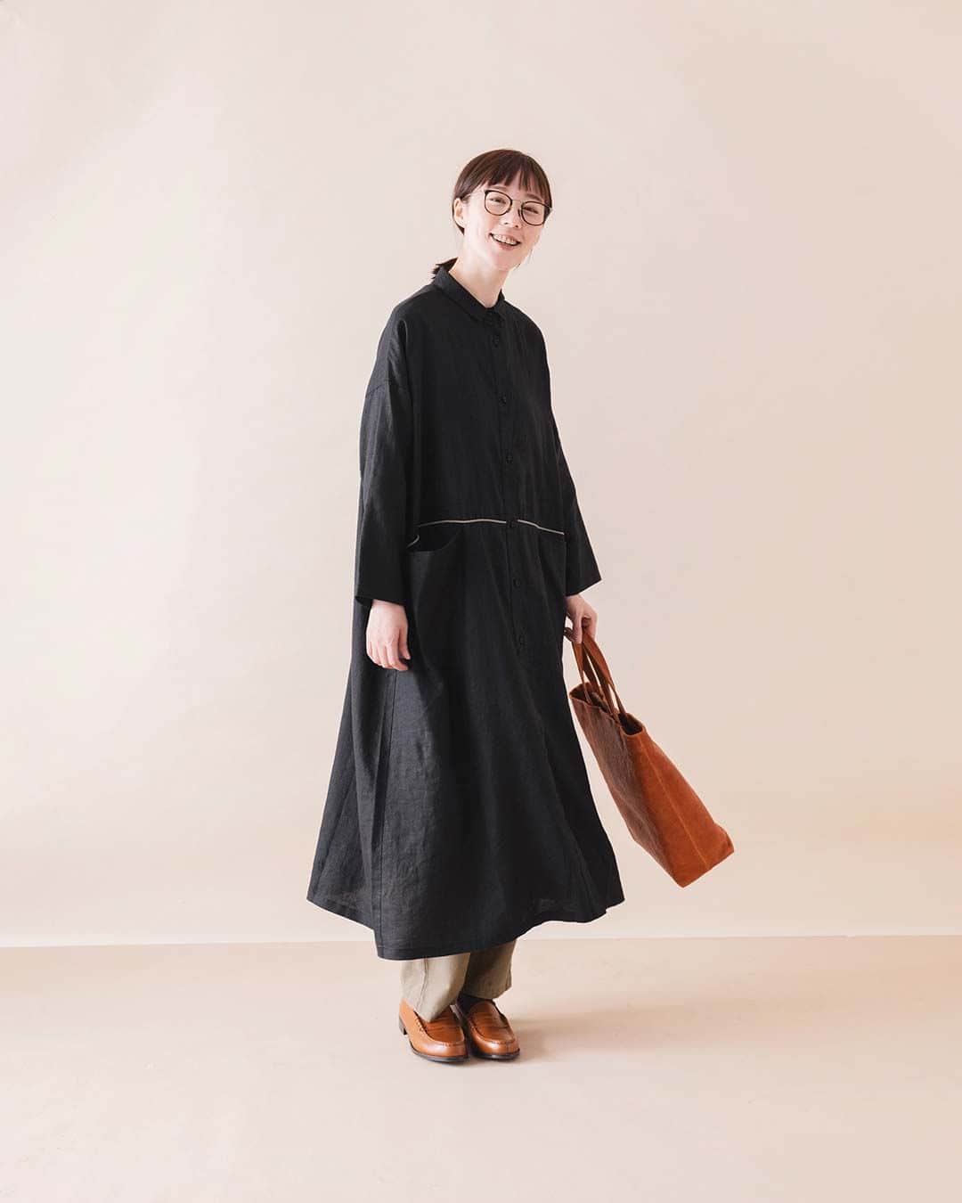 ナチュランさんのインスタグラム写真 - (ナチュランInstagram)「【大人のおしゃれの必需品】シンプルなのにきちんとおしゃれ やっぱり頼れる『ブラック』アイテム  ・  いろんな色・柄を取り入れたり、 トレンド色に挑戦してきたけど、 一周回ってシンプルな色に落ち着いてきた という方も多いのではないでしょうか。  『ブラック』はまさにどんな洋服とも合わせやすく、 大人らしいきちんと感のあるカラー。  今年注目のカラーでもあるので、身につけるだけでセンスアップ！ ぜひお気に入りの新たなブラックアイテムを見つけてください。  モデル身長：168cm  ----------------------------- 　Lintu Laulu -----------------------------  ■リネンコットンシンプルジャケット(ブラック) ¥9,900 [ 注文番号：CLT-2A63-0764-A ]  ■リネンコットンテーパードパンツ(ブラック) ¥9,680 [ 注文番号：CLT-2A63-0765-A ]  ■リネン100％小さな襟のパイピングワンピース(A・ブラック) ¥12,980  [ 注文番号：CLT-2A81-3695-A ]  ■スマートネックガウンコート(B・ブラック) ¥12,980 [ 注文番号：CLT-2A77-4431-B ]  -----------------------------  ▶️商品詳細やお買い物は写真のタグをタップ またはプロフィール（@natulan_official）から 「ナチュラン」のサイトにアクセスして 注文番号や商品名を検索してみてくださいね。  #lifewear #fashion #natulan #今日のコーデ #コーディネート #ファッション #ナチュラル #ナチュラン #日々の暮らし #暮らしを楽しむ #シンプルライフ #シンプルコーデ #大人女子 #大人カジュアルコーデ #ジャケット #ブラックアイテム #ブラックコーデ #秋コーデ #リントゥラウル #lintulaulu #natulan_official.」9月30日 14時00分 - natulan_official