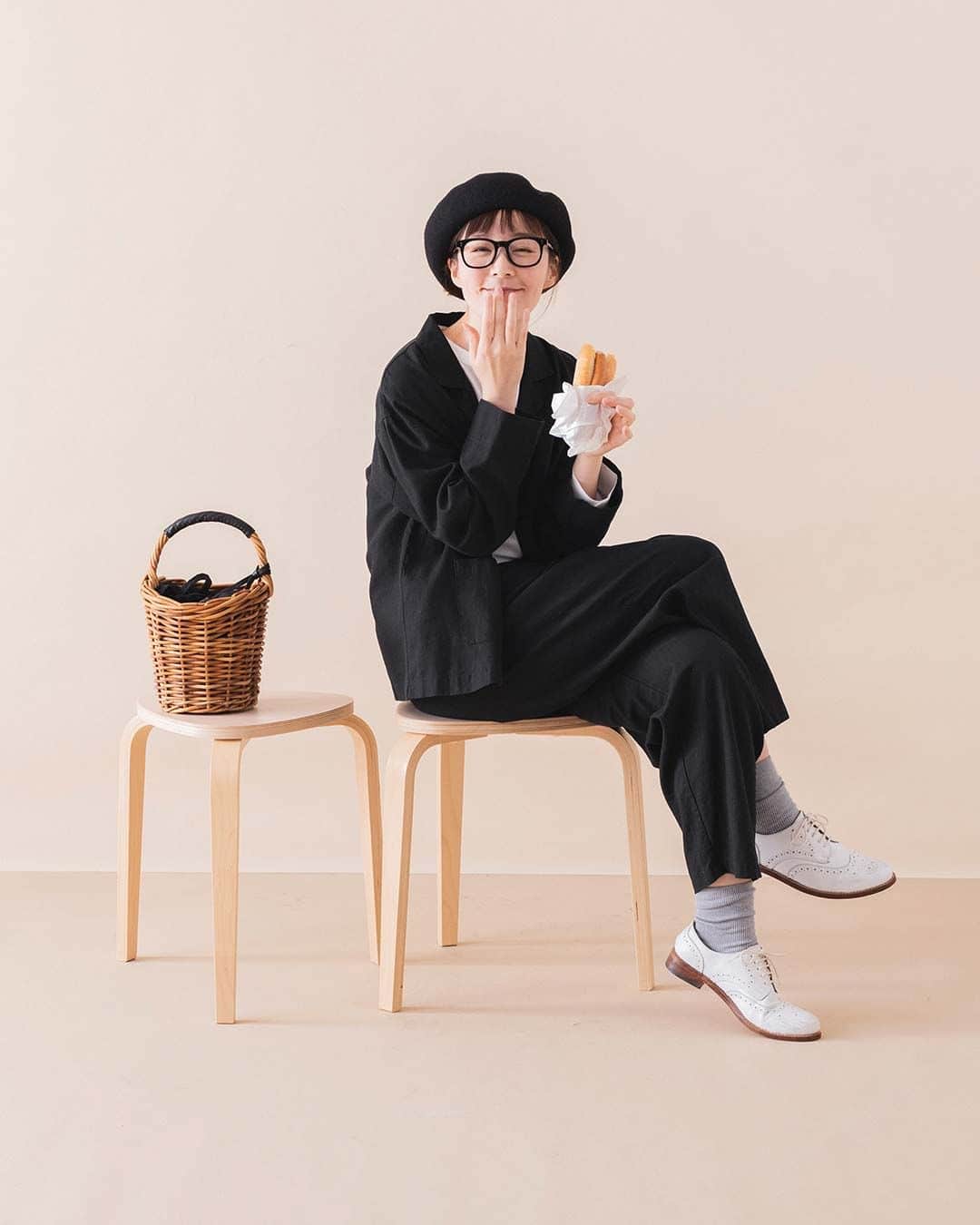ナチュランさんのインスタグラム写真 - (ナチュランInstagram)「【大人のおしゃれの必需品】シンプルなのにきちんとおしゃれ やっぱり頼れる『ブラック』アイテム  ・  いろんな色・柄を取り入れたり、 トレンド色に挑戦してきたけど、 一周回ってシンプルな色に落ち着いてきた という方も多いのではないでしょうか。  『ブラック』はまさにどんな洋服とも合わせやすく、 大人らしいきちんと感のあるカラー。  今年注目のカラーでもあるので、身につけるだけでセンスアップ！ ぜひお気に入りの新たなブラックアイテムを見つけてください。  モデル身長：168cm  ----------------------------- 　Lintu Laulu -----------------------------  ■リネンコットンシンプルジャケット(ブラック) ¥9,900 [ 注文番号：CLT-2A63-0764-A ]  ■リネンコットンテーパードパンツ(ブラック) ¥9,680 [ 注文番号：CLT-2A63-0765-A ]  ■リネン100％小さな襟のパイピングワンピース(A・ブラック) ¥12,980  [ 注文番号：CLT-2A81-3695-A ]  ■スマートネックガウンコート(B・ブラック) ¥12,980 [ 注文番号：CLT-2A77-4431-B ]  -----------------------------  ▶️商品詳細やお買い物は写真のタグをタップ またはプロフィール（@natulan_official）から 「ナチュラン」のサイトにアクセスして 注文番号や商品名を検索してみてくださいね。  #lifewear #fashion #natulan #今日のコーデ #コーディネート #ファッション #ナチュラル #ナチュラン #日々の暮らし #暮らしを楽しむ #シンプルライフ #シンプルコーデ #大人女子 #大人カジュアルコーデ #ジャケット #ブラックアイテム #ブラックコーデ #秋コーデ #リントゥラウル #lintulaulu #natulan_official.」9月30日 14時00分 - natulan_official