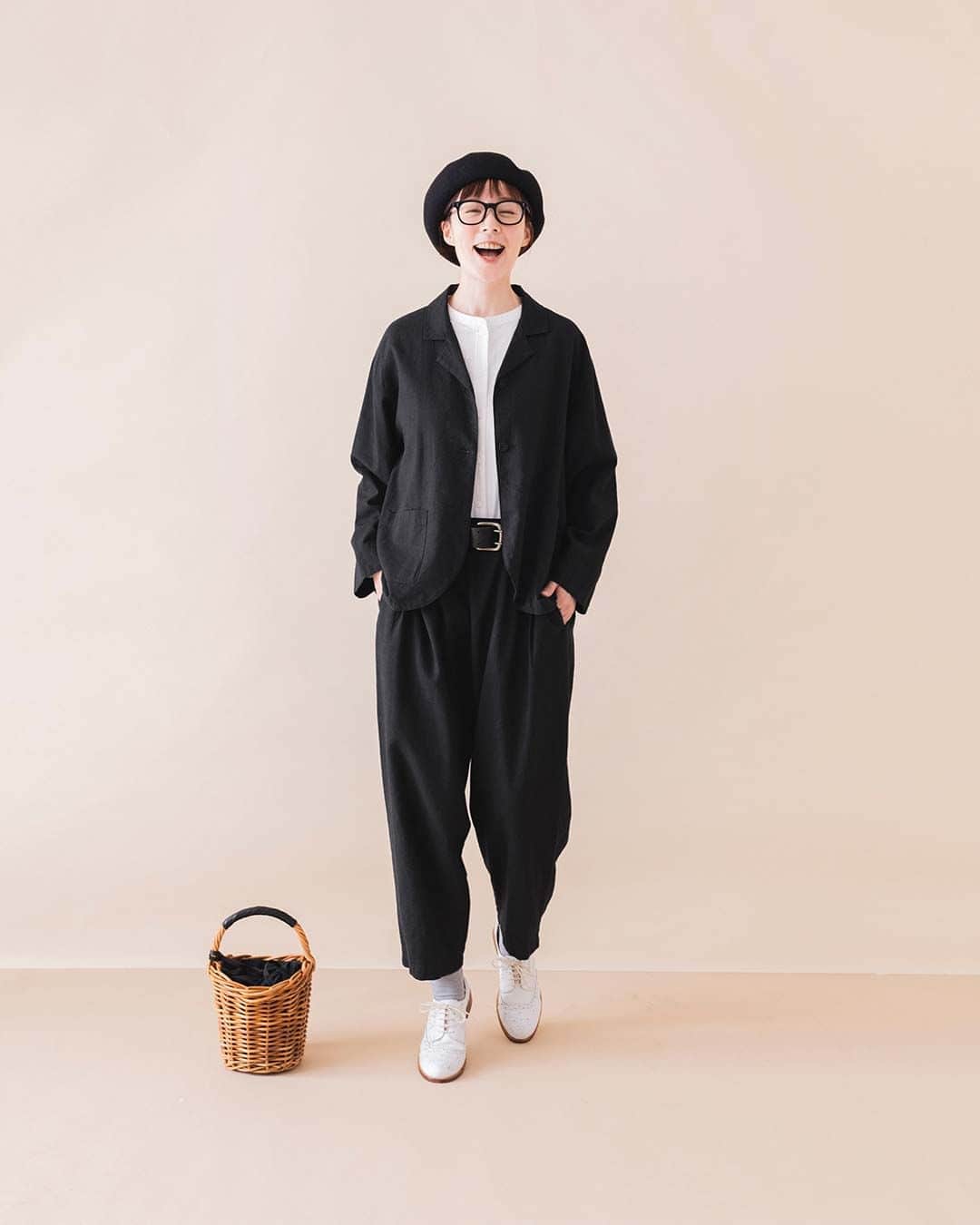 ナチュランさんのインスタグラム写真 - (ナチュランInstagram)「【大人のおしゃれの必需品】シンプルなのにきちんとおしゃれ やっぱり頼れる『ブラック』アイテム  ・  いろんな色・柄を取り入れたり、 トレンド色に挑戦してきたけど、 一周回ってシンプルな色に落ち着いてきた という方も多いのではないでしょうか。  『ブラック』はまさにどんな洋服とも合わせやすく、 大人らしいきちんと感のあるカラー。  今年注目のカラーでもあるので、身につけるだけでセンスアップ！ ぜひお気に入りの新たなブラックアイテムを見つけてください。  モデル身長：168cm  ----------------------------- 　Lintu Laulu -----------------------------  ■リネンコットンシンプルジャケット(ブラック) ¥9,900 [ 注文番号：CLT-2A63-0764-A ]  ■リネンコットンテーパードパンツ(ブラック) ¥9,680 [ 注文番号：CLT-2A63-0765-A ]  ■リネン100％小さな襟のパイピングワンピース(A・ブラック) ¥12,980  [ 注文番号：CLT-2A81-3695-A ]  ■スマートネックガウンコート(B・ブラック) ¥12,980 [ 注文番号：CLT-2A77-4431-B ]  -----------------------------  ▶️商品詳細やお買い物は写真のタグをタップ またはプロフィール（@natulan_official）から 「ナチュラン」のサイトにアクセスして 注文番号や商品名を検索してみてくださいね。  #lifewear #fashion #natulan #今日のコーデ #コーディネート #ファッション #ナチュラル #ナチュラン #日々の暮らし #暮らしを楽しむ #シンプルライフ #シンプルコーデ #大人女子 #大人カジュアルコーデ #ジャケット #ブラックアイテム #ブラックコーデ #秋コーデ #リントゥラウル #lintulaulu #natulan_official.」9月30日 14時00分 - natulan_official