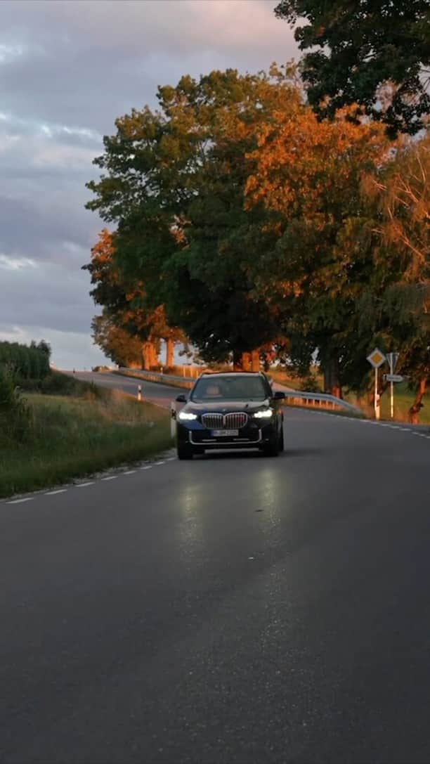 BMWのインスタグラム：「Morning drives like this ✌️  The BMW X5. #THEX5 #BMW #X5  __ BMW X5 xDrive30d: Combined fuel consumption: 8.2–7.1 l/100 km. Combined CO2 emissions: 215–186 g/km. All data according to WLTP. Further info: www.bmw.com/disclaimer」