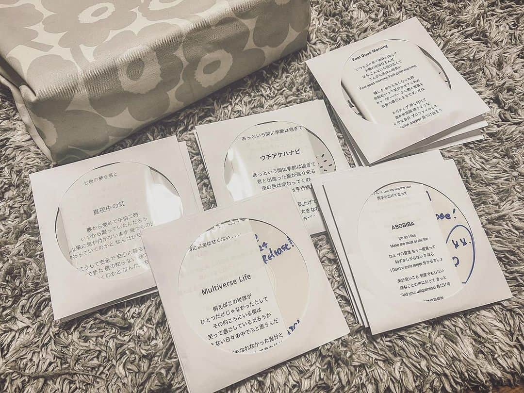 梶有紀子さんのインスタグラム写真 - (梶有紀子Instagram)「【DEMOCD💿歌詞付きで販売始めるってよ📝】  何だか愛しくなってきた💙 自分の作品をこうやって 一つずつ組むのってある意味新鮮で  この形ならではの温かさがあるような🫶  あ、ちなみに中身はバチバチに攻めた音源です←  まだの方はゲットしてくださいね😋  これまでお求め頂いた物も対象になっておりますので、 ご提示頂きましたら歌詞をお渡しさせて頂きます🙇‍♀️  ※"Lxxx"収録楽曲以外  *~*~*~*~*~*~*~*~*~*~  #DEMO #オリジナル楽曲 #CD #手作り #あったかい #シンガーソングライター」9月30日 13時52分 - kajiyukiko1112