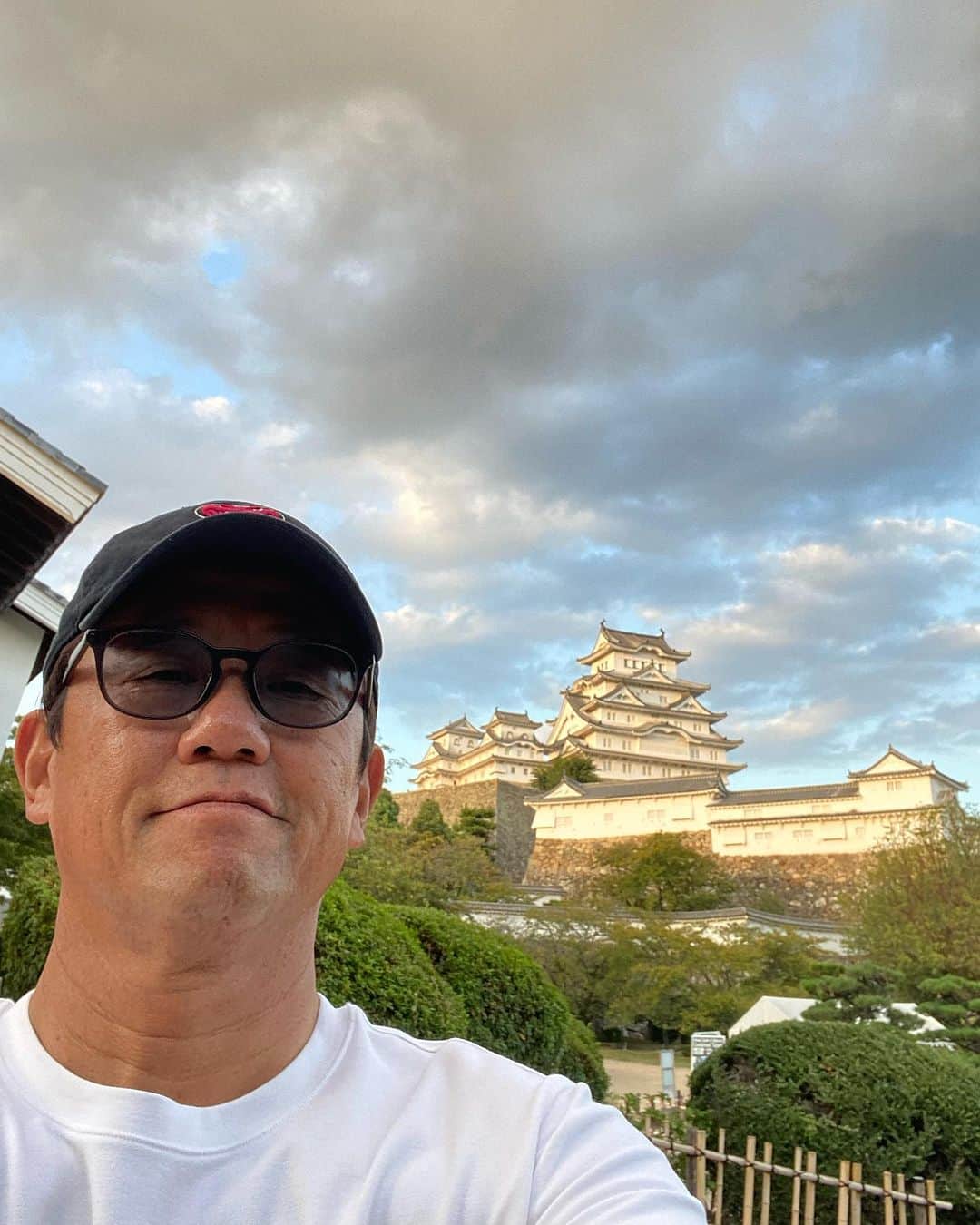 古田敦也のインスタグラム：「姫路に来たのでやっぱり国宝姫路城へ。 この城はやっぱりカッコいいな。」