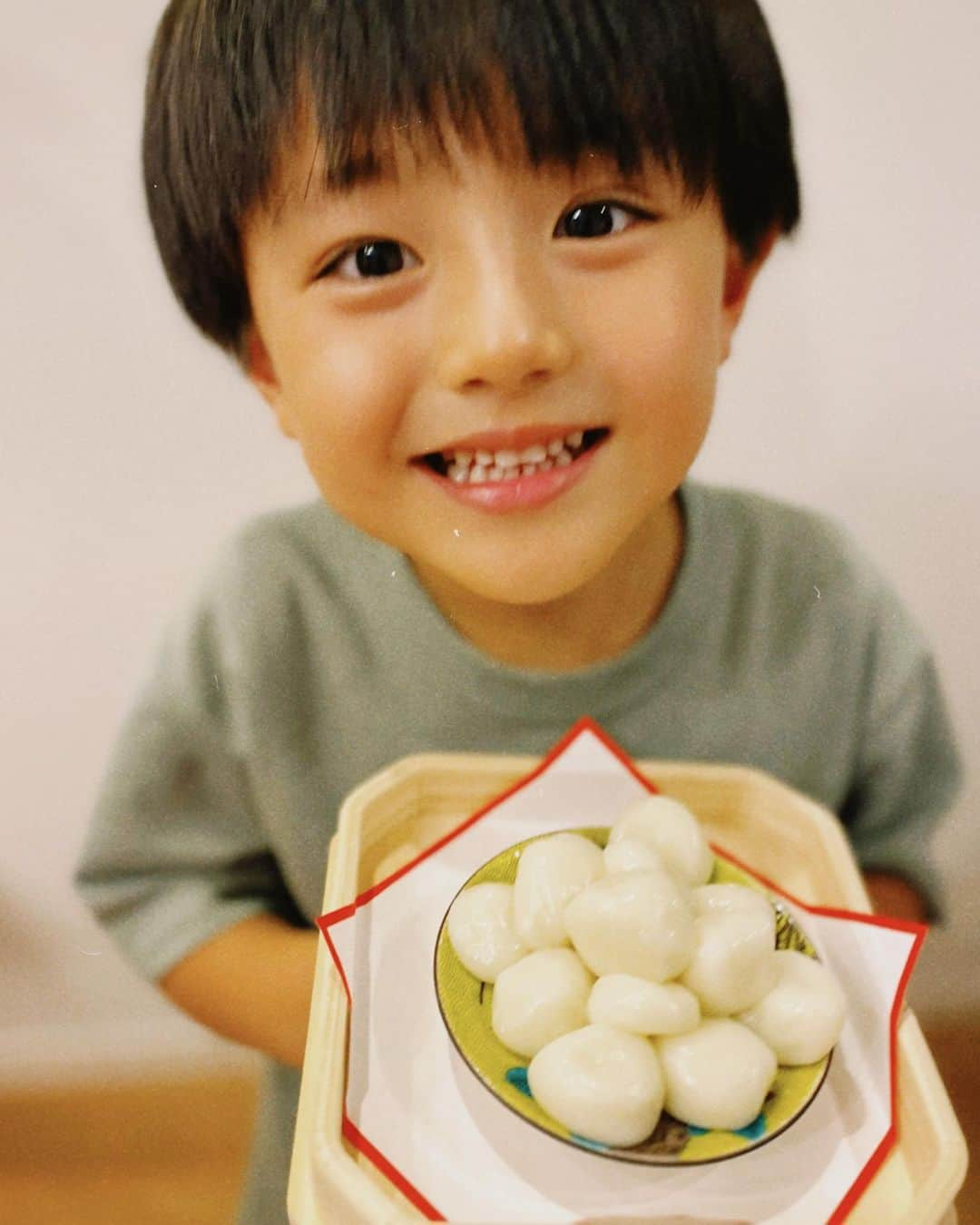 日下部ゆいこのインスタグラム：「. . 昨日は中秋の名月。 . 長男とお月見団子を作りました。 配合を間違えたのか 今年は形がいびつに... ま、ご愛嬌ご愛嬌。 . . お団子持って公園で月見しながら 食べました。 風情とかは何もわかっていない 子供たちですが 夜の公園は楽しかったようです。笑 . . #お月見#月見団子#満月#moon#fullmoon#男の子#男の子ママ#男の子兄弟」