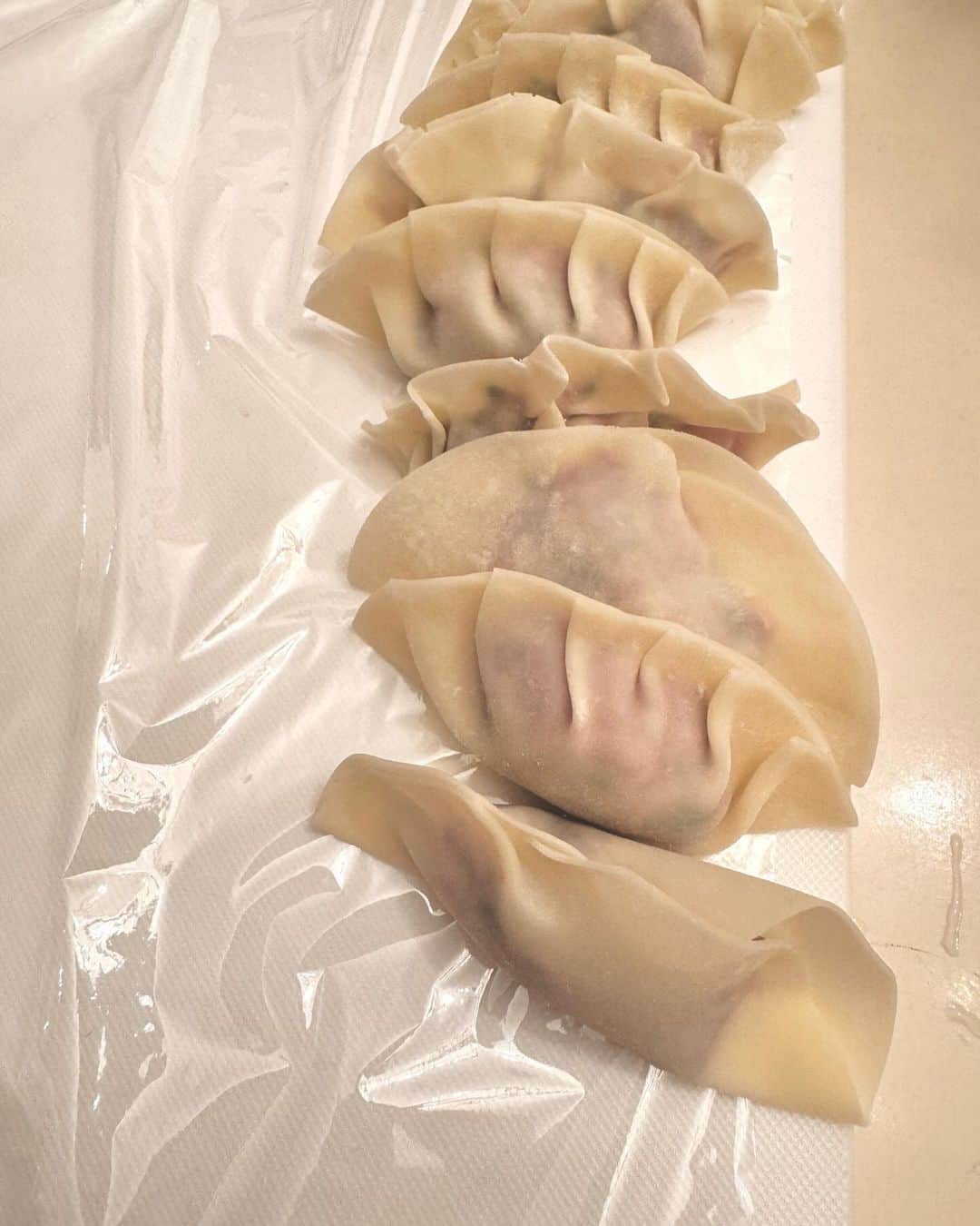 アレン明亜莉クレアさんのインスタグラム写真 - (アレン明亜莉クレアInstagram)「🤍  昨日の夕飯は餃子🥟  メアリーとウィリーで作ってくれました〜🎵  メアリーは何度もやっているのでとても上手に作れます♪ ウィリーもかわいい餃子を作ってくれました🥟  美味しくできて大満足です🌷  #餃子作り #2年生  #girlsmodel #8歳 #kidsmodel #子どものいる暮らし #女の子コーデ  #インスタキッズ #ig_baby #ig_kids #子役  #ハーフキッズ #ママノワ #mixedkids #女の子モデル #ファッションモデル #ハーフ子役 #mamanokoカメラ部 #instagram_kids #insta_kids #ベビフル #コズレ  #ママリ #キッズフォト  #メアリーちゃん #アレン明亜莉クレア」9月30日 13時54分 - mary.2015c