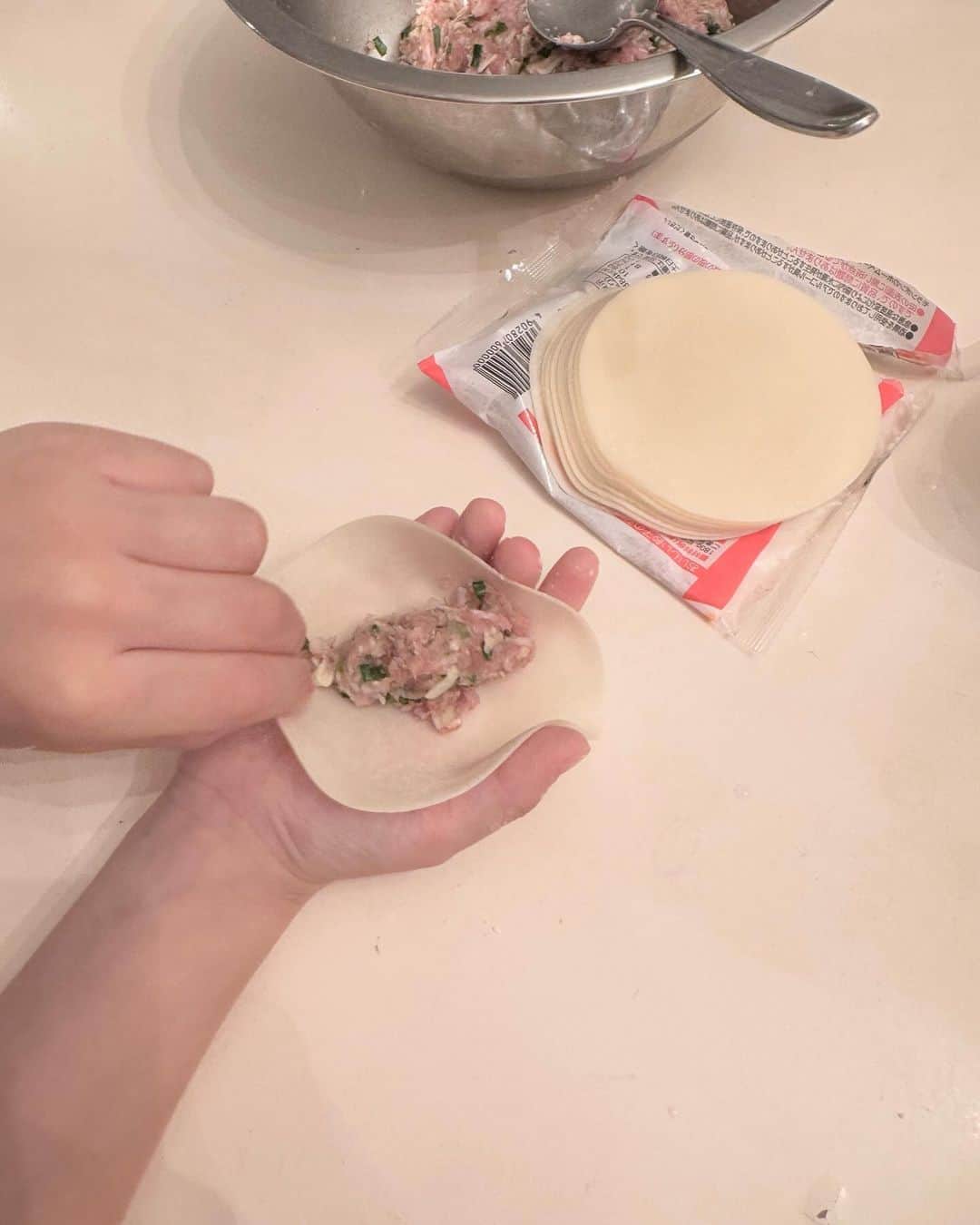 アレン明亜莉クレアさんのインスタグラム写真 - (アレン明亜莉クレアInstagram)「🤍  昨日の夕飯は餃子🥟  メアリーとウィリーで作ってくれました〜🎵  メアリーは何度もやっているのでとても上手に作れます♪ ウィリーもかわいい餃子を作ってくれました🥟  美味しくできて大満足です🌷  #餃子作り #2年生  #girlsmodel #8歳 #kidsmodel #子どものいる暮らし #女の子コーデ  #インスタキッズ #ig_baby #ig_kids #子役  #ハーフキッズ #ママノワ #mixedkids #女の子モデル #ファッションモデル #ハーフ子役 #mamanokoカメラ部 #instagram_kids #insta_kids #ベビフル #コズレ  #ママリ #キッズフォト  #メアリーちゃん #アレン明亜莉クレア」9月30日 13時54分 - mary.2015c