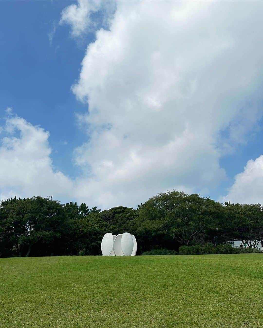 川崎怜奈さんのインスタグラム写真 - (川崎怜奈Instagram)「🍵🍃🌳 . innisfree cafeでモーニングして 石鹸作り体験してきたよお🧼🎨 空気が綺麗。大自然って感じ🫏 マイナスイオンたっぷりでした🫧 . . . #済州島 #チェジュ島 #jeju #jejuisland  #innisfree #innisfreecafe #osulloc」9月30日 13時54分 - layna_lllllll