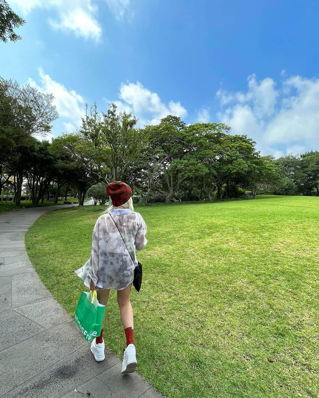 川崎怜奈のインスタグラム：「🍵🍃🌳 . innisfree cafeでモーニングして 石鹸作り体験してきたよお🧼🎨 空気が綺麗。大自然って感じ🫏 マイナスイオンたっぷりでした🫧 . . . #済州島 #チェジュ島 #jeju #jejuisland  #innisfree #innisfreecafe #osulloc」